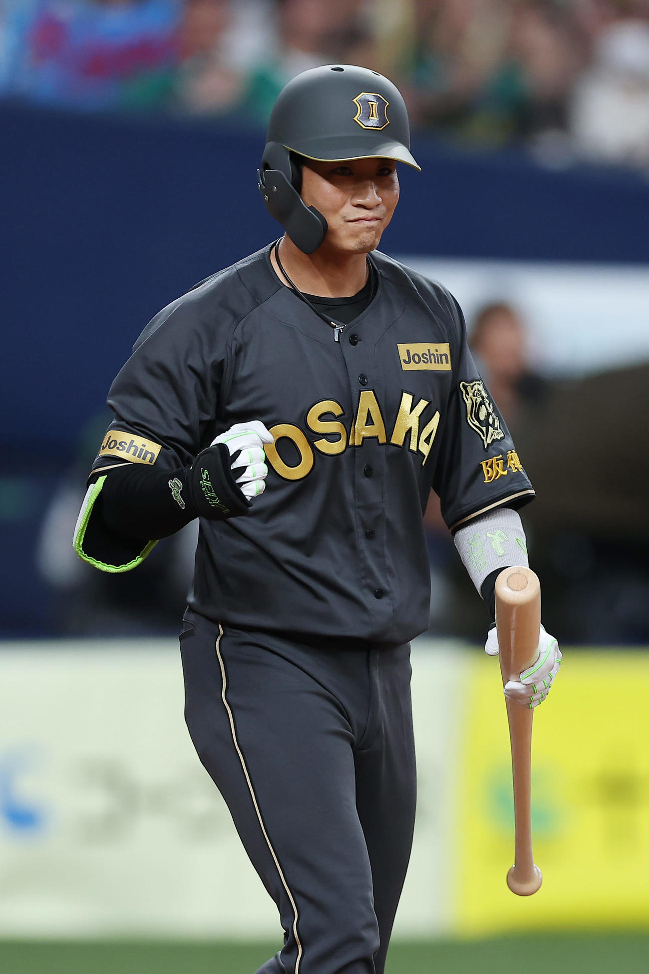 阪神対ヤクルト　8回裏阪神2死満塁、押し出し四球を選び、ガッツポーズする代打木浪（撮影・前田充）