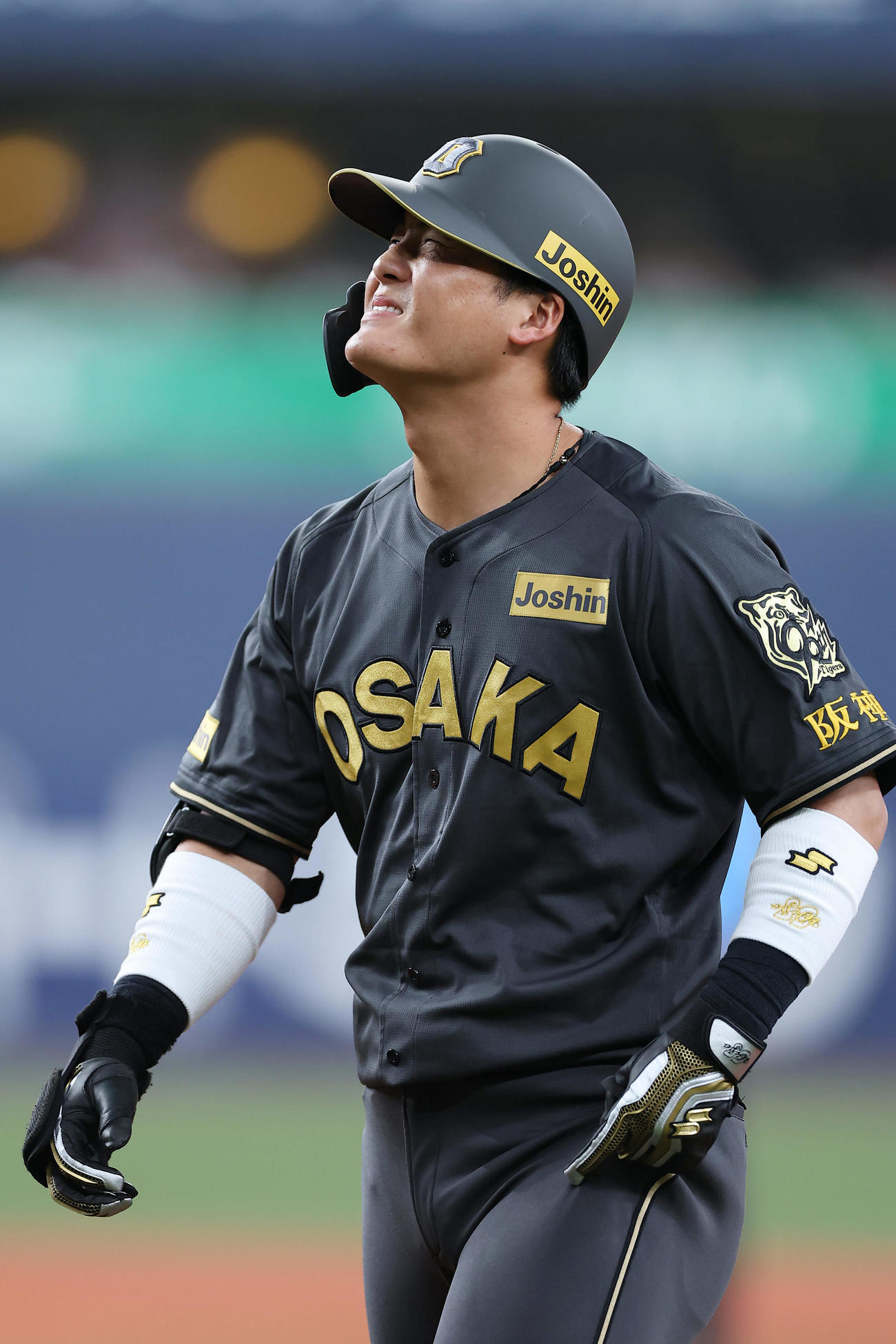 阪神対ヤクルト　8回裏阪神1死一塁、中飛に倒れ、悔しそうな表情を見せる代打前川（撮影・前田充）