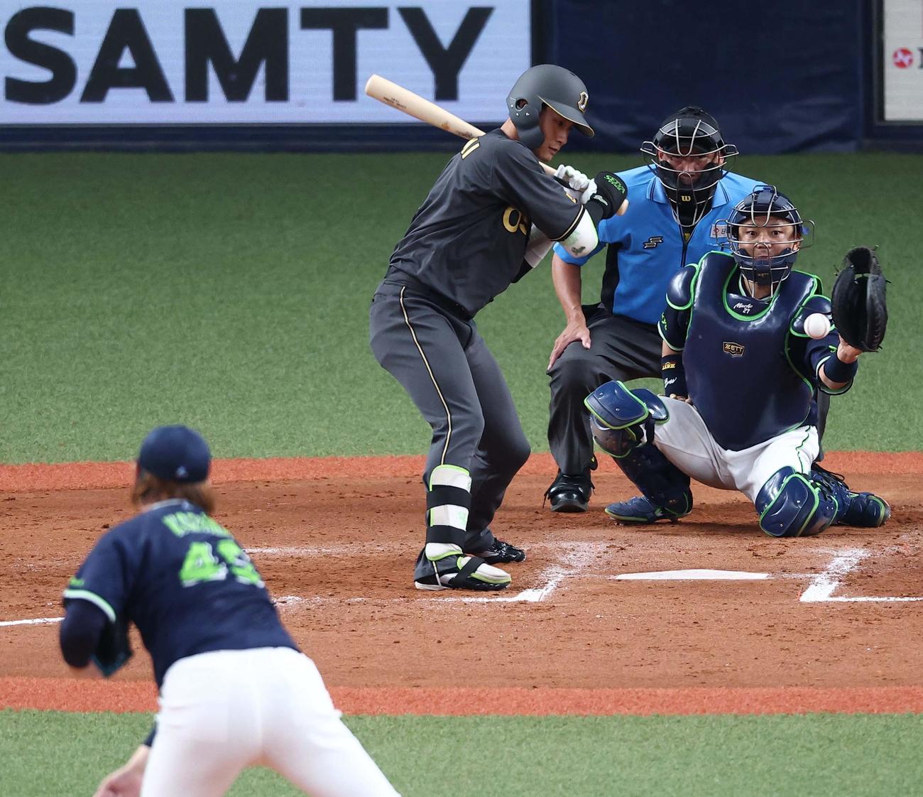 阪神対ヤクルト　8回裏阪神2死満塁、木浪は押し出し四球を選ぶ（撮影・上田博志）