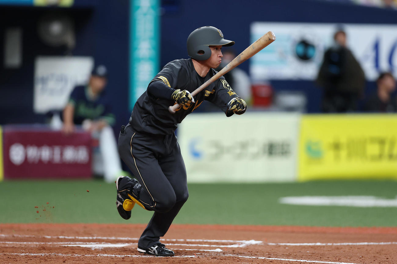 阪神対ヤクルト　8回裏阪神2死満塁、右中間へ3点適時三塁打を放つ近本（撮影・前田充）