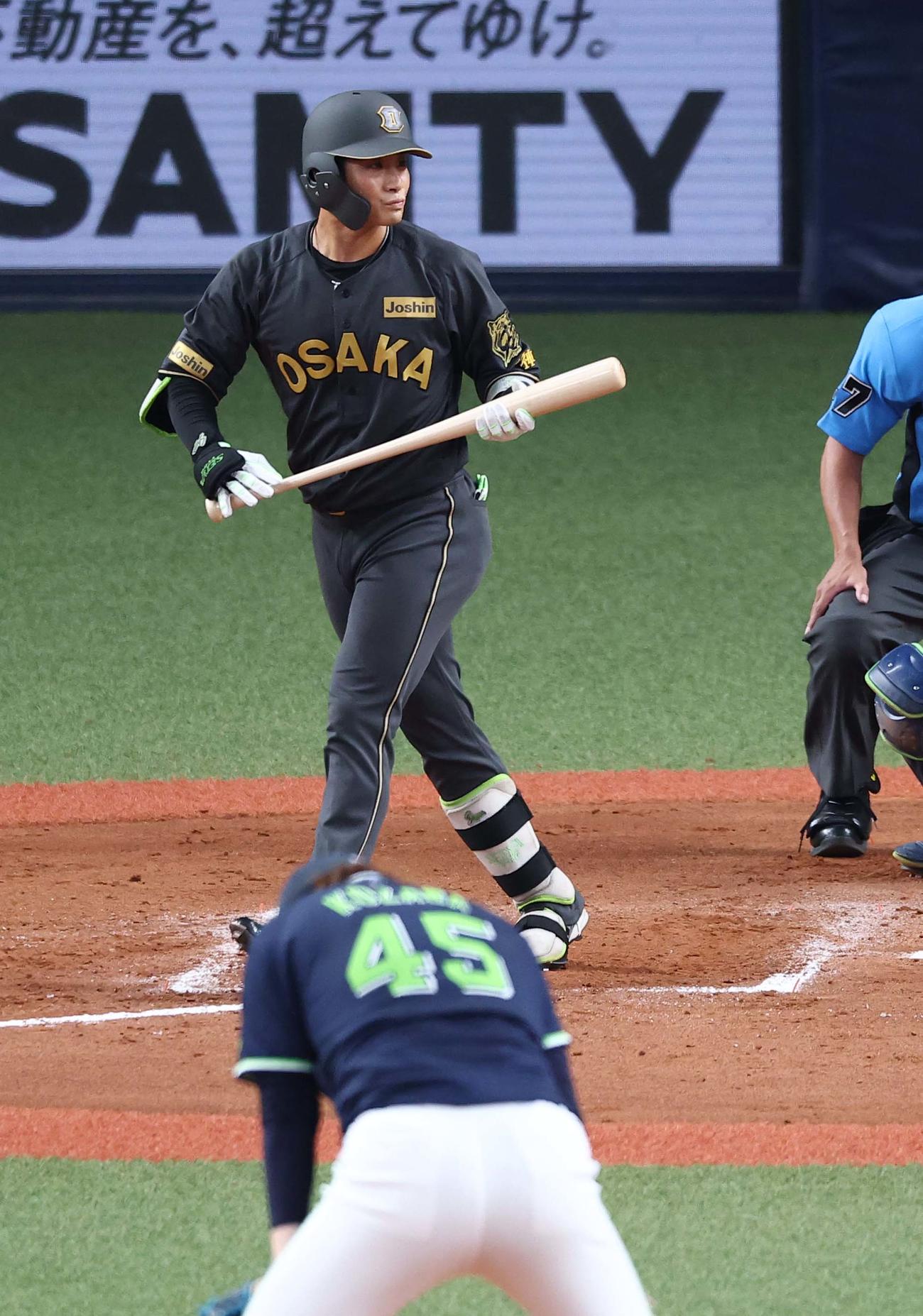 阪神対ヤクルト　8回裏阪神2死満塁、木浪は押し出し四球を選ぶ（撮影・上田博志）