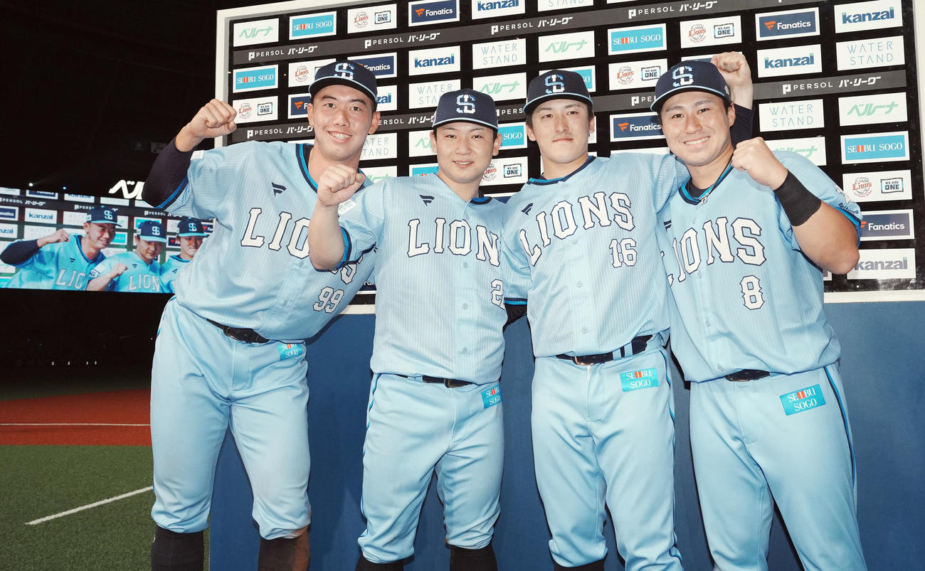 西武対楽天　楽天に勝利し笑顔でポーズを決める（左から）西武の村田、古賀悠、隅田、渡部聖（撮影・たえ見朱実）