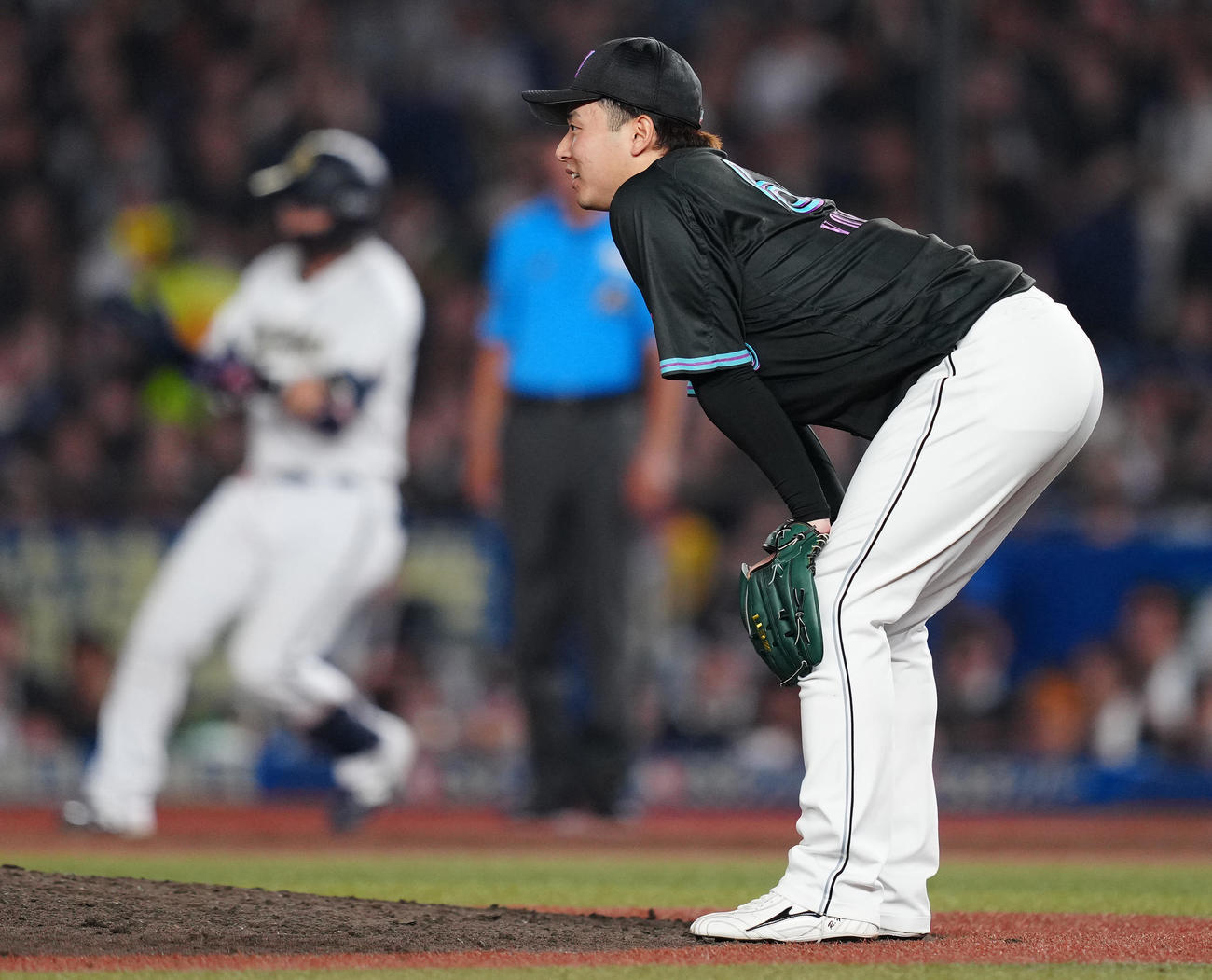 ロッテ対オリックス　8回表オリックス2死三塁、若月に左前適時打を浴び、ぼうぜんとする横山（撮影・鈴木みどり）