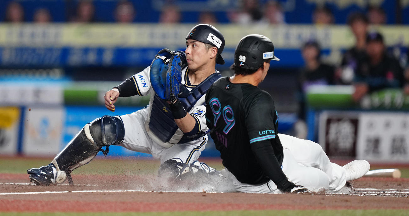 ロッテ対オリックス　6回裏ロッテ無死一、三塁、藤岡の左犠飛で生還する三塁走者ソト。捕手若月（撮影・鈴木みどり）