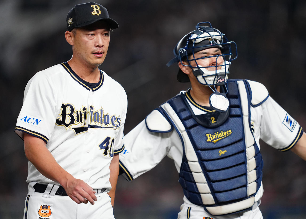 ロッテ対オリックス　7回裏を抑え、ベンチへ戻るオリックス岩崎（左）と若月（撮影・鈴木みどり）