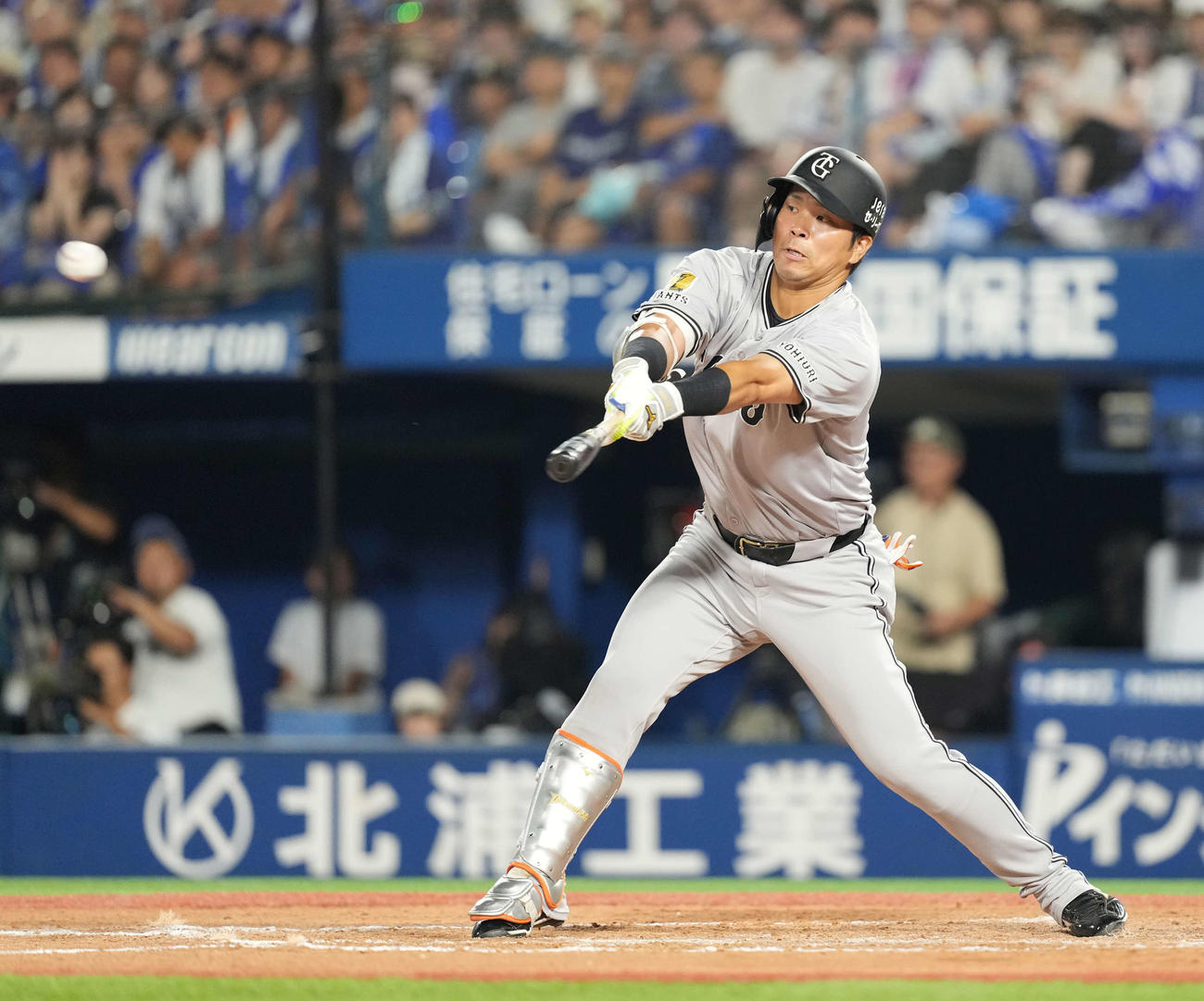 DeNA対巨人　8回表巨人1死満塁、左犠飛を放つ大城（撮影・井上学）