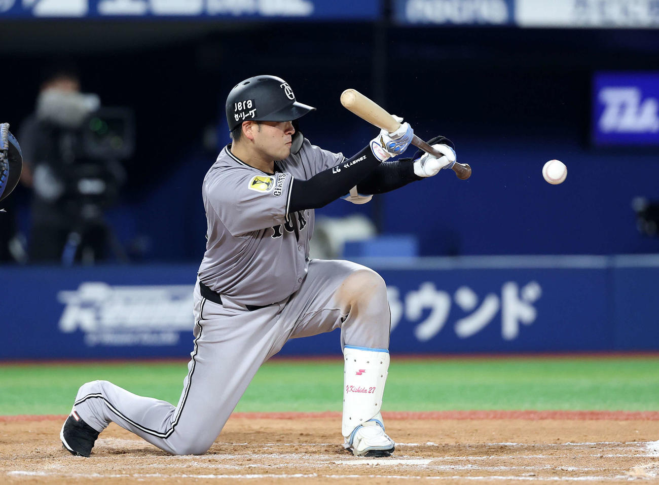 DeNA対巨人　8回表巨人無死一、二塁、岸田は犠打を決める（撮影・鈴木正人）