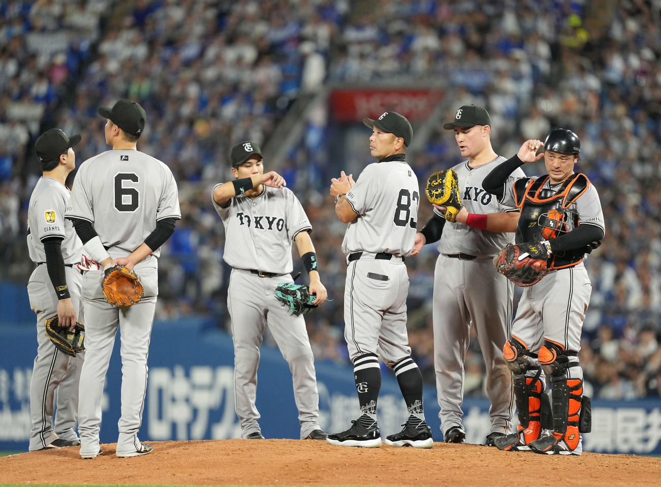 DeNA対巨人　7回、マウンドに集まる阿部監督（中央）ら（撮影・井上学）