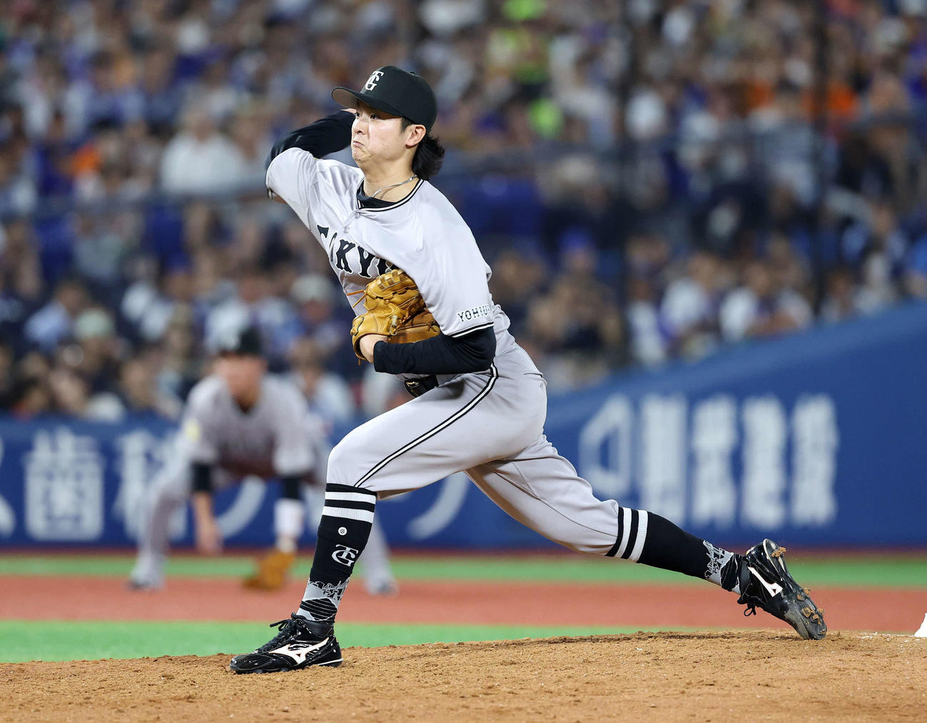 DeNA対巨人　力投する巨人3番手の田中瑛（撮影・鈴木正人）