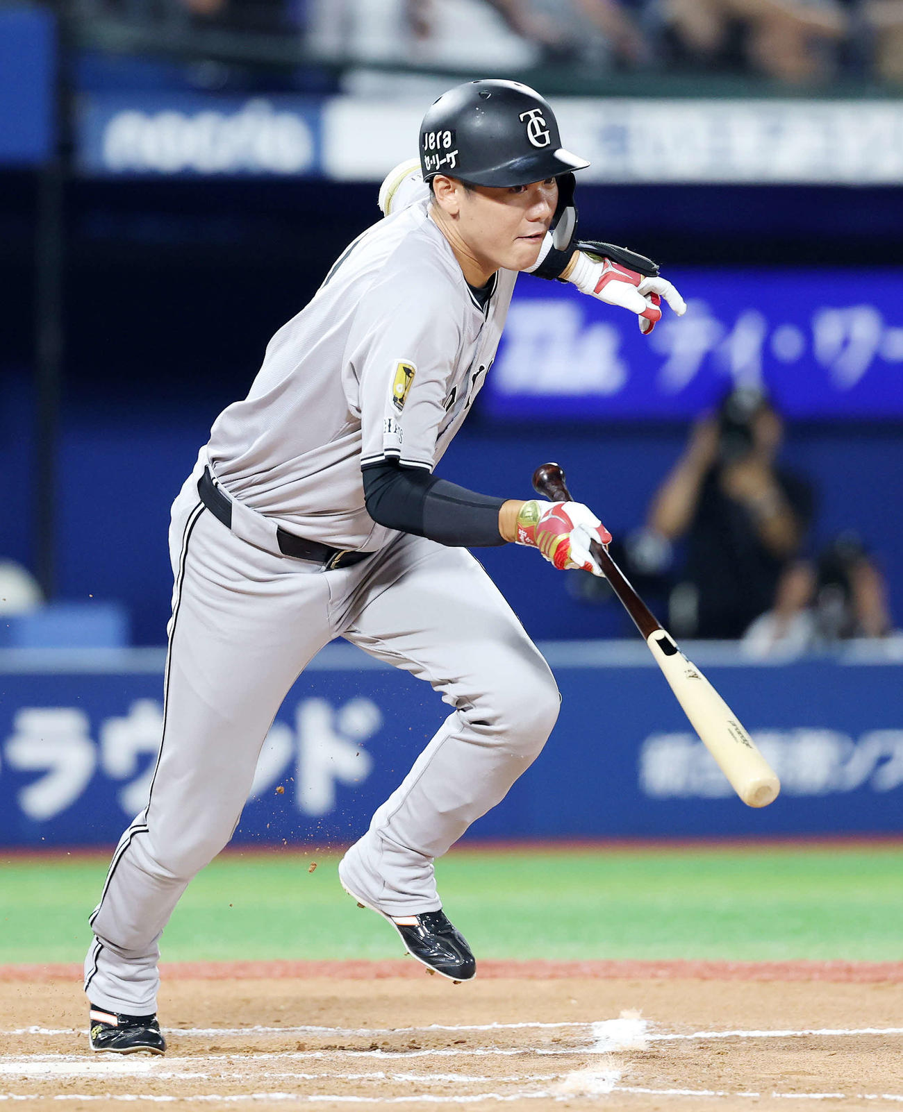 DeNA対巨人　6回表巨人1死一、三塁、坂本は左越え適時二塁打を放つ（撮影・鈴木正人）