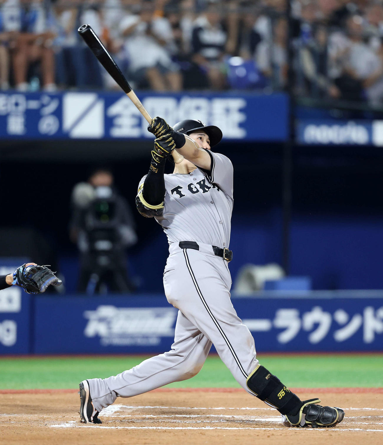 DeNA対巨人　6回表巨人1死、泉口は右越えソロ本塁打を放つ（撮影・鈴木正人）