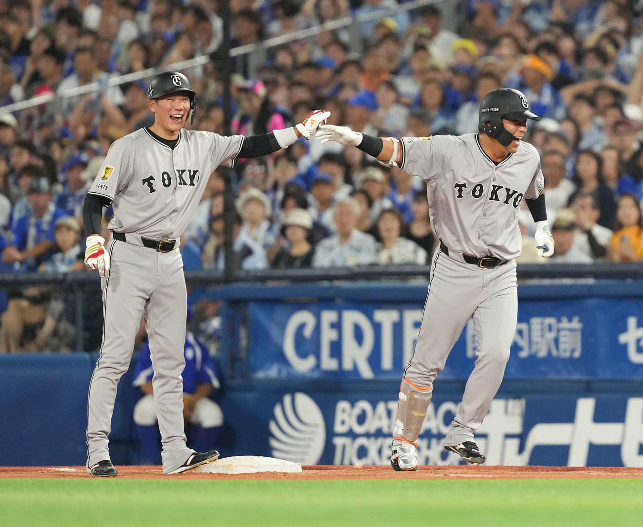 DeNA対巨人　8回表巨人1死満塁、左犠飛を放ち喜ぶ大城。左は坂本（撮影・井上学）