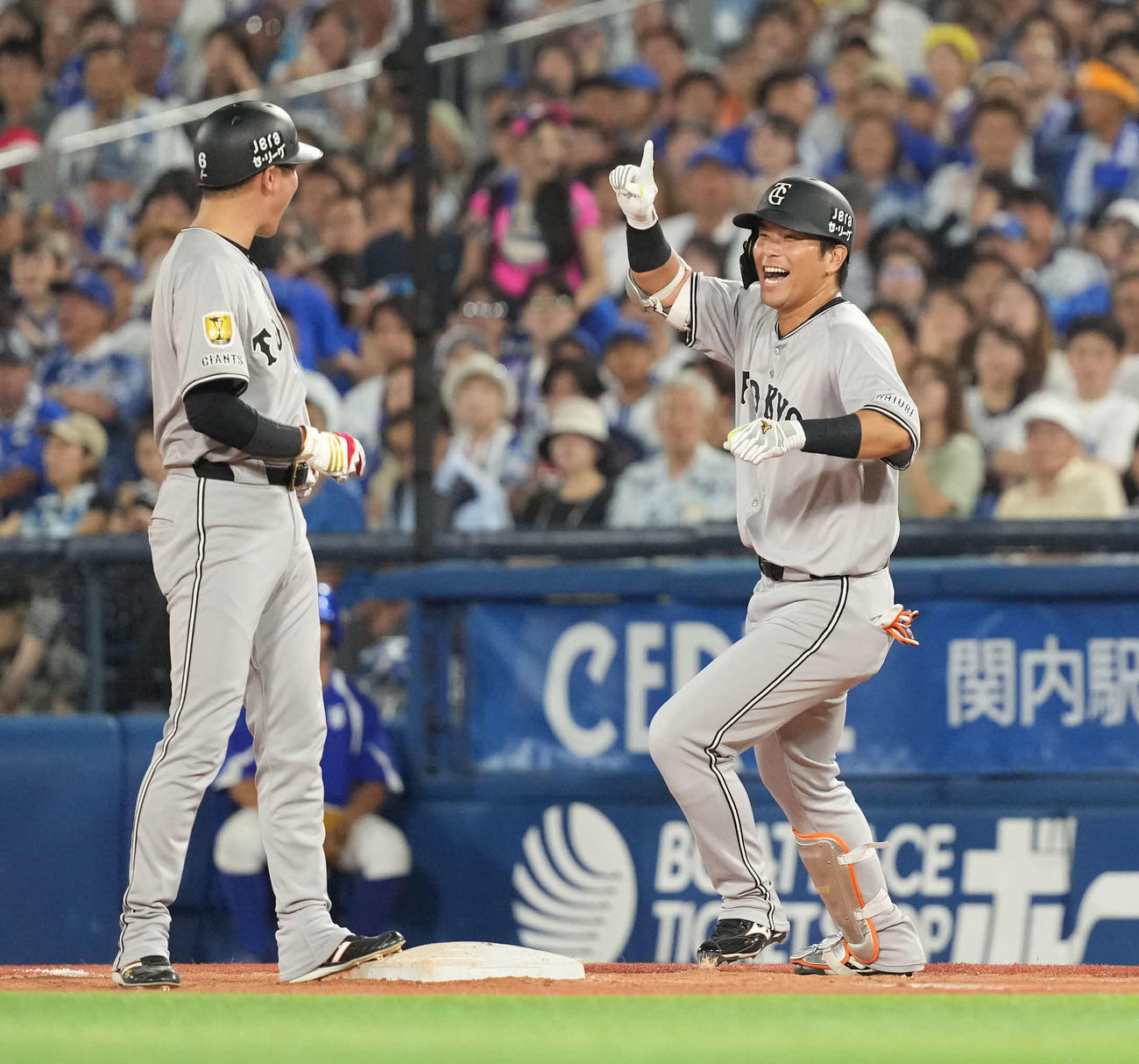 DeNA対巨人　8回表巨人1死満塁、左犠飛を放ち喜ぶ大城。左は坂本（撮影・井上学）