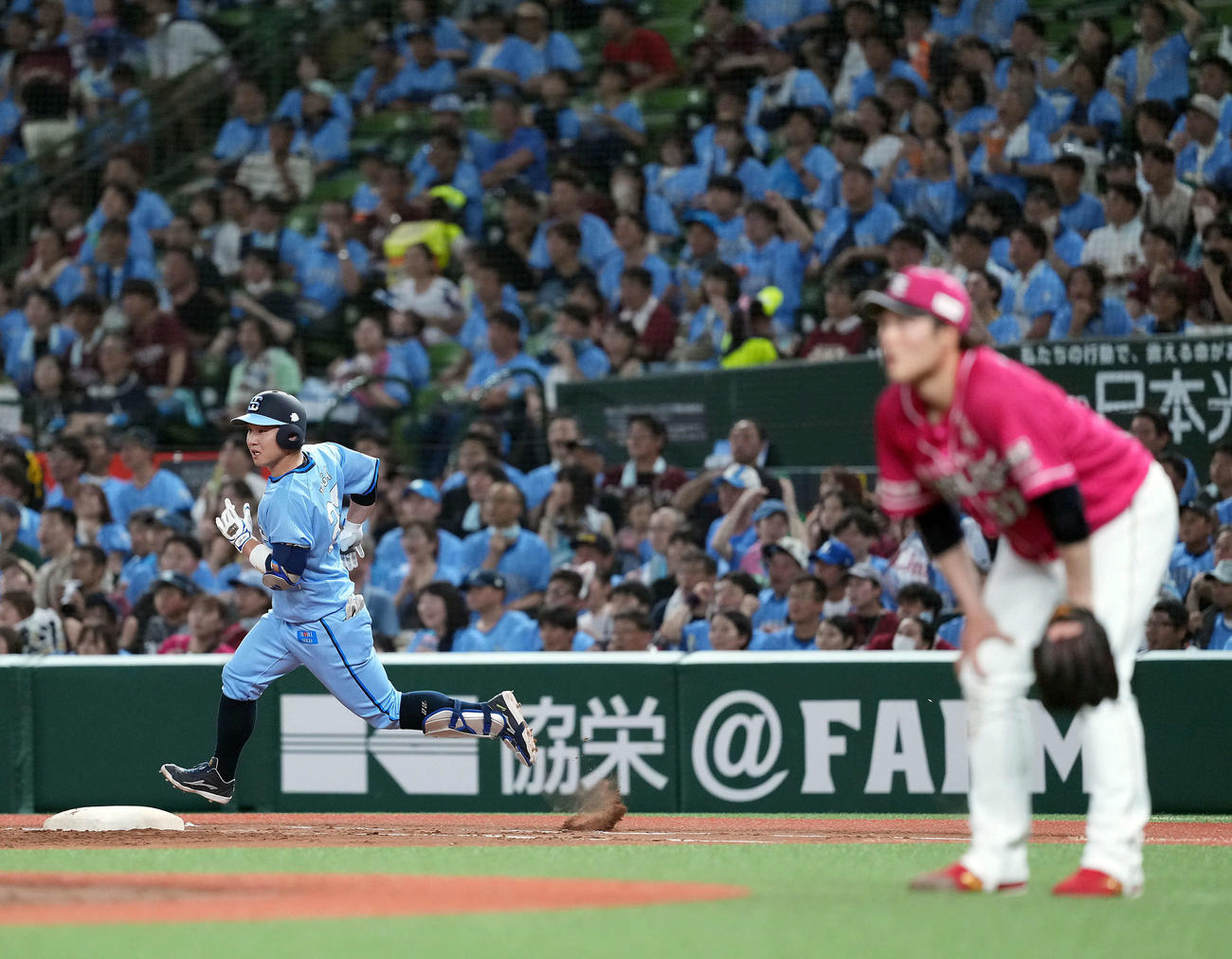 西武対楽天　2回裏西武2死一塁、滝中から2点本塁打を放った古賀悠（撮影・たえ見朱実）