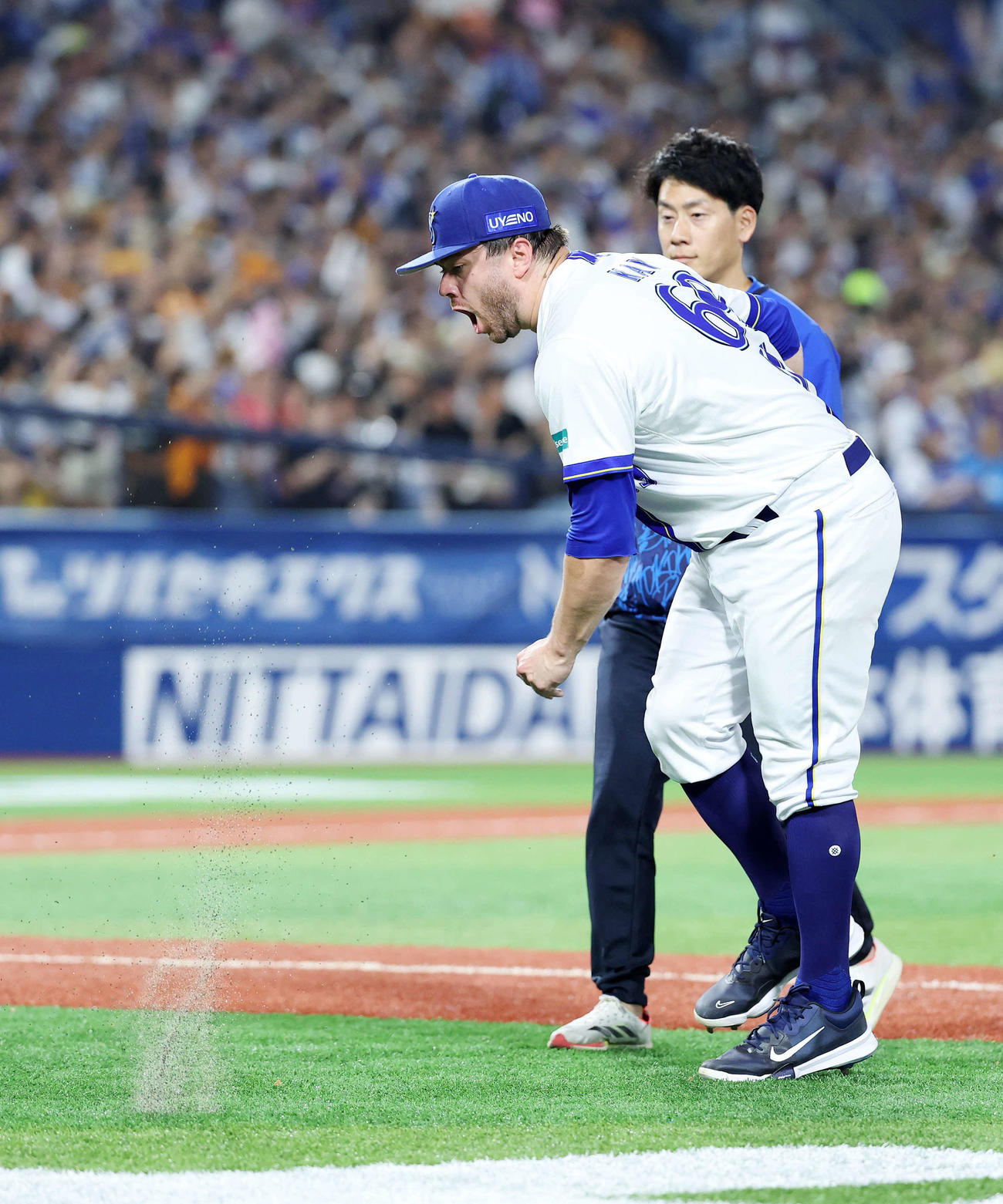 DeNA対巨人　6回表、降板を告げられボールをたたきつけ悔しがるDeNAケイ（撮影・鈴木正人）