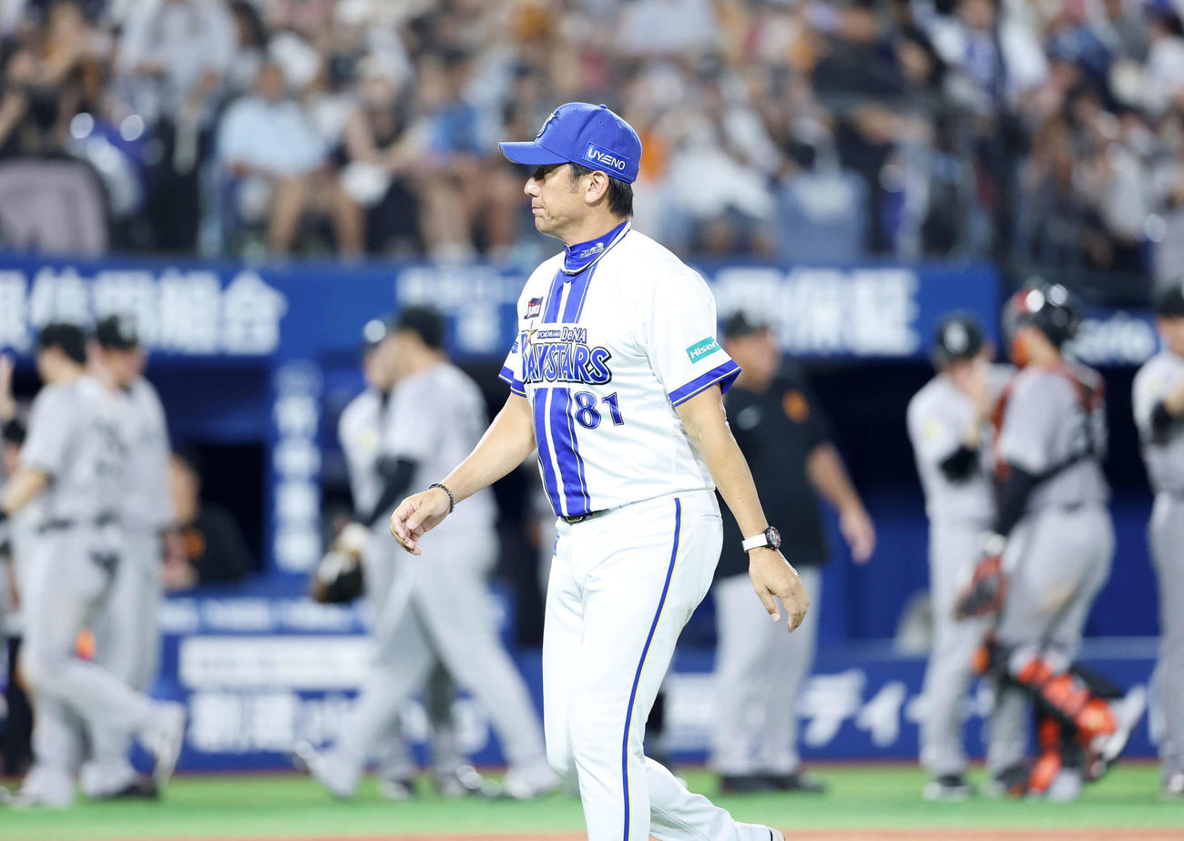 DeNA対巨人　敗戦し引き揚げるDeNA三浦監督（撮影・鈴木正人）