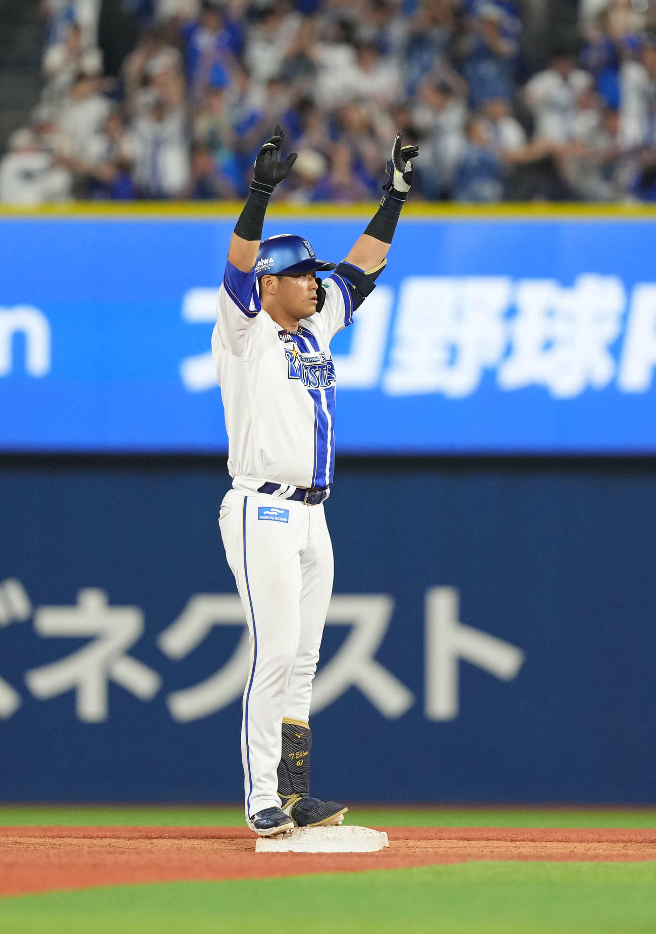 DeNA対巨人　7回裏DeNA1死一、二塁、適時二塁打を放つ蝦名（撮影・井上学）