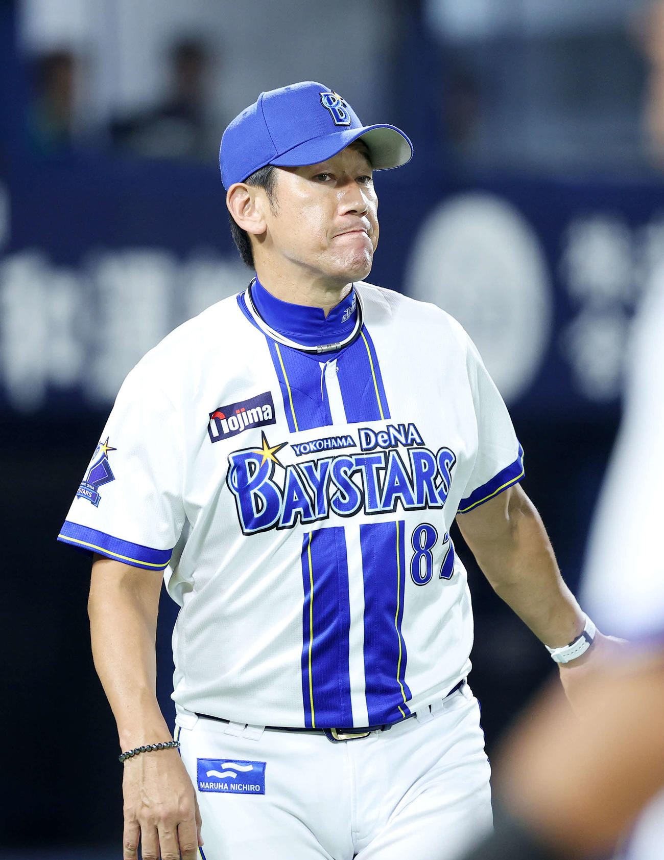 DeNA対巨人　7回表、投手交代を告げベンチに引き揚げるDeNA三浦監督（撮影・鈴木正人）