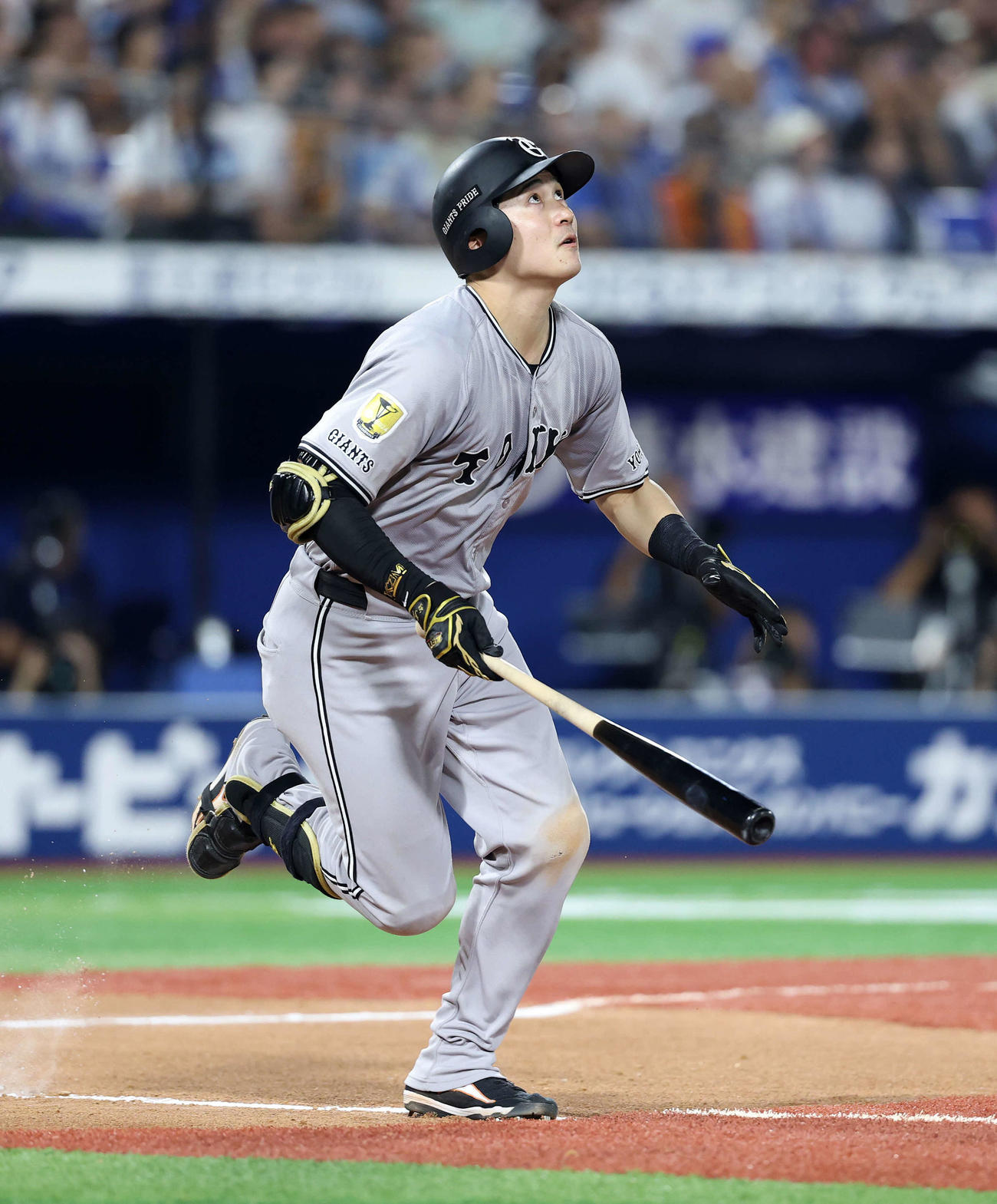 DeNA対巨人　6回表巨人1死、泉口は右越えソロ本塁打を放つ（撮影・鈴木正人）