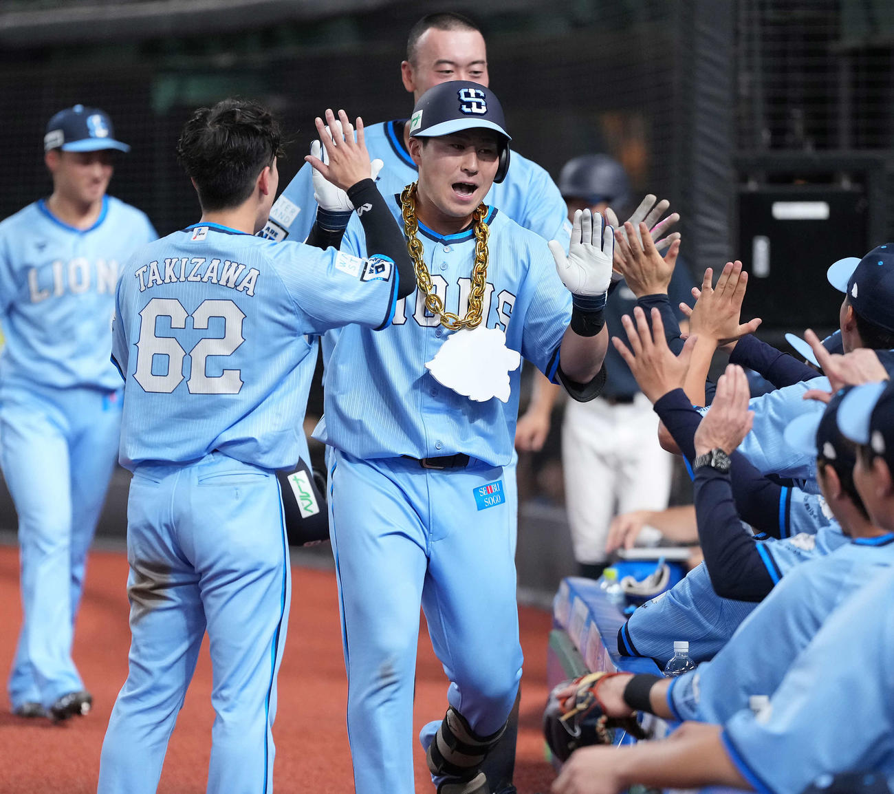 西武対楽天　4回裏西武2死一塁、2点本塁打を放ちナインの出迎えに笑顔を見せる渡部聖（撮影・たえ見朱実）