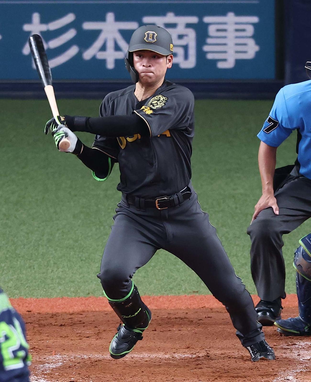 阪神対ヤクルト　4回裏阪神無死一塁、高寺は右前打を放つ（撮影・上田博志）