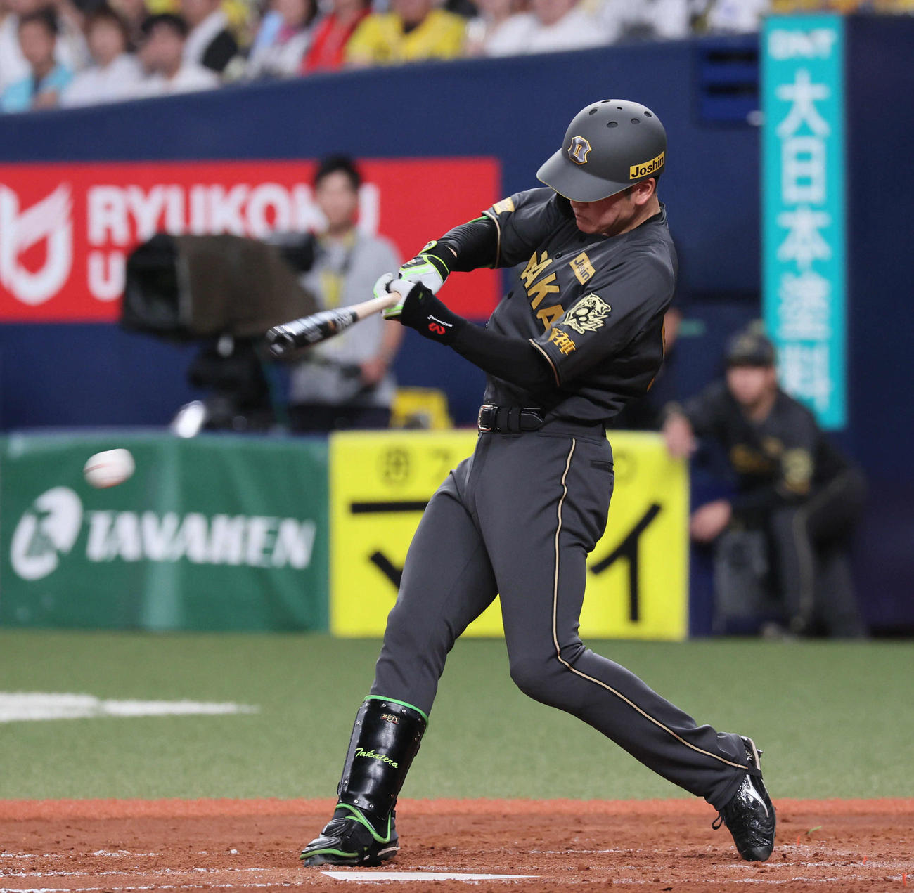 阪神対ヤクルト　4回裏阪神無死一塁、高寺は右前打を放つ（撮影・宮崎幸一)