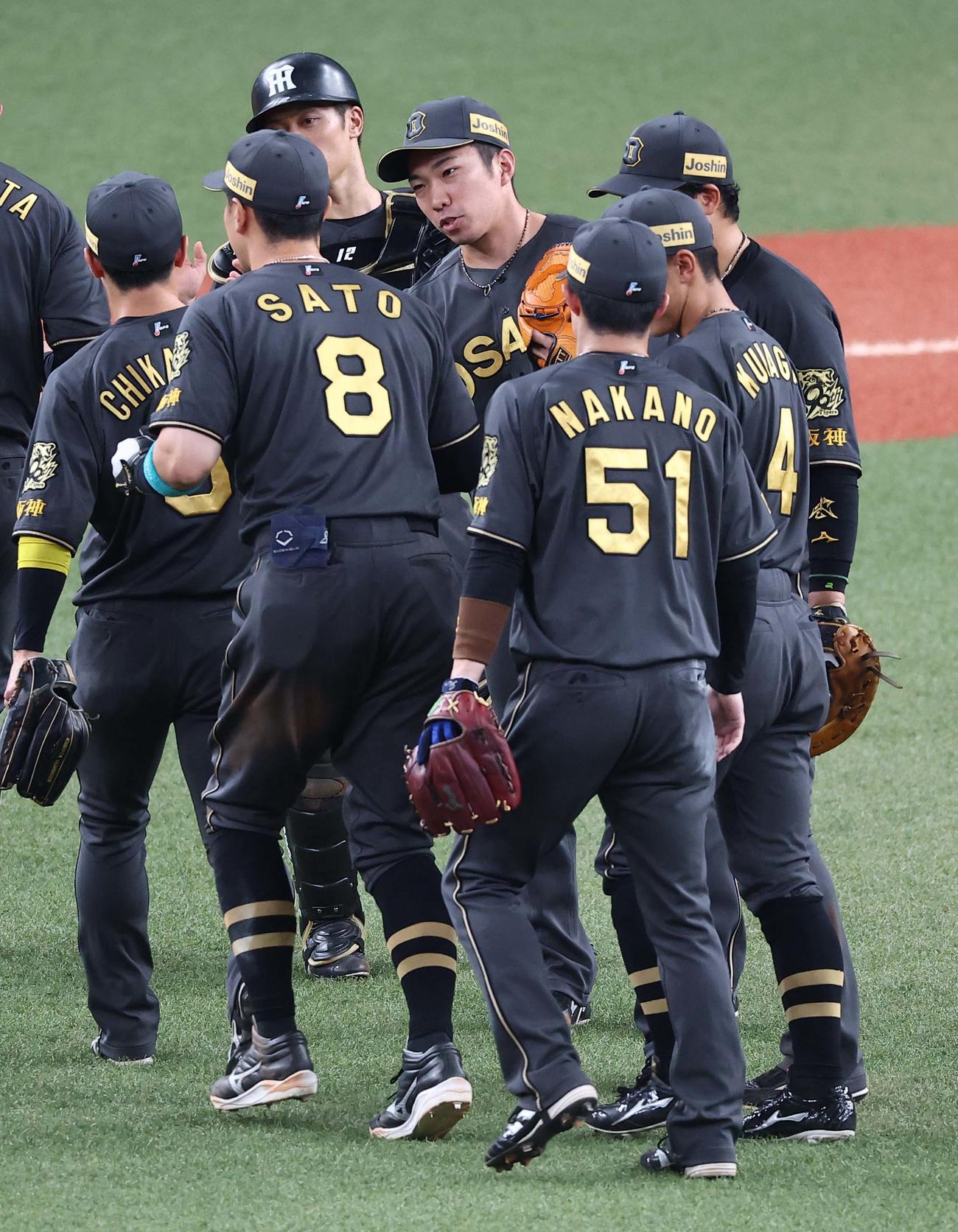 阪神対ヤクルト　38試合連続無失点を達成した石井（中央）はナインとハイタッチする（撮影・上田博志）