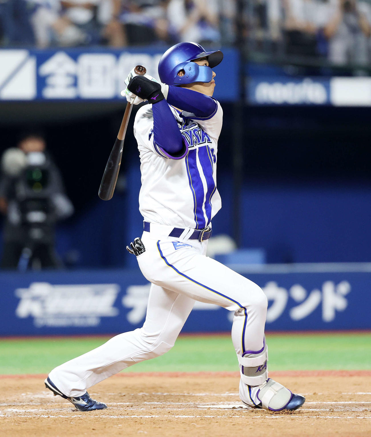 DeNA対巨人　3回裏DeNA1死三塁、梶原は中越え適時三塁打を放つ（撮影・鈴木正人）