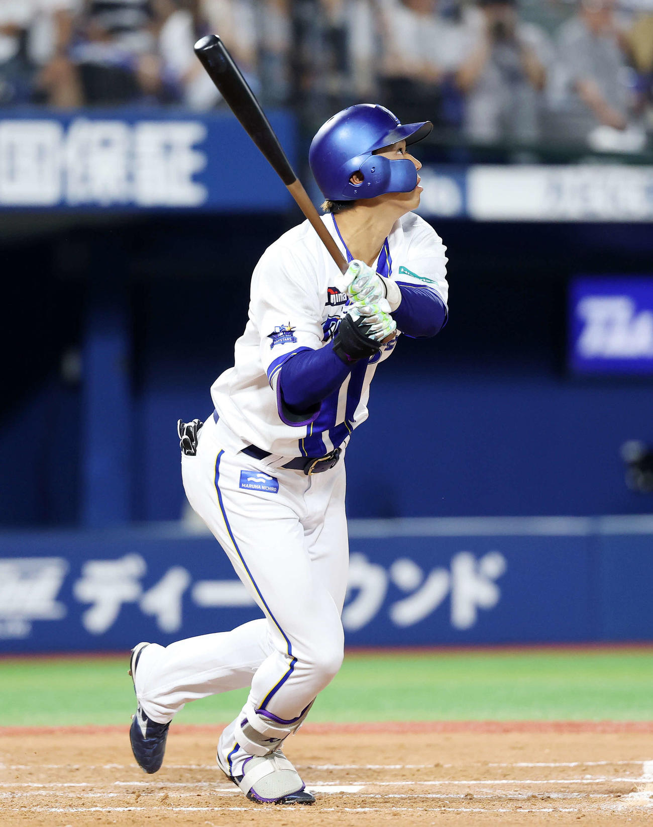 DeNA対巨人　3回裏DeNA1死三塁、梶原は中越え適時三塁打を放つ（撮影・鈴木正人）