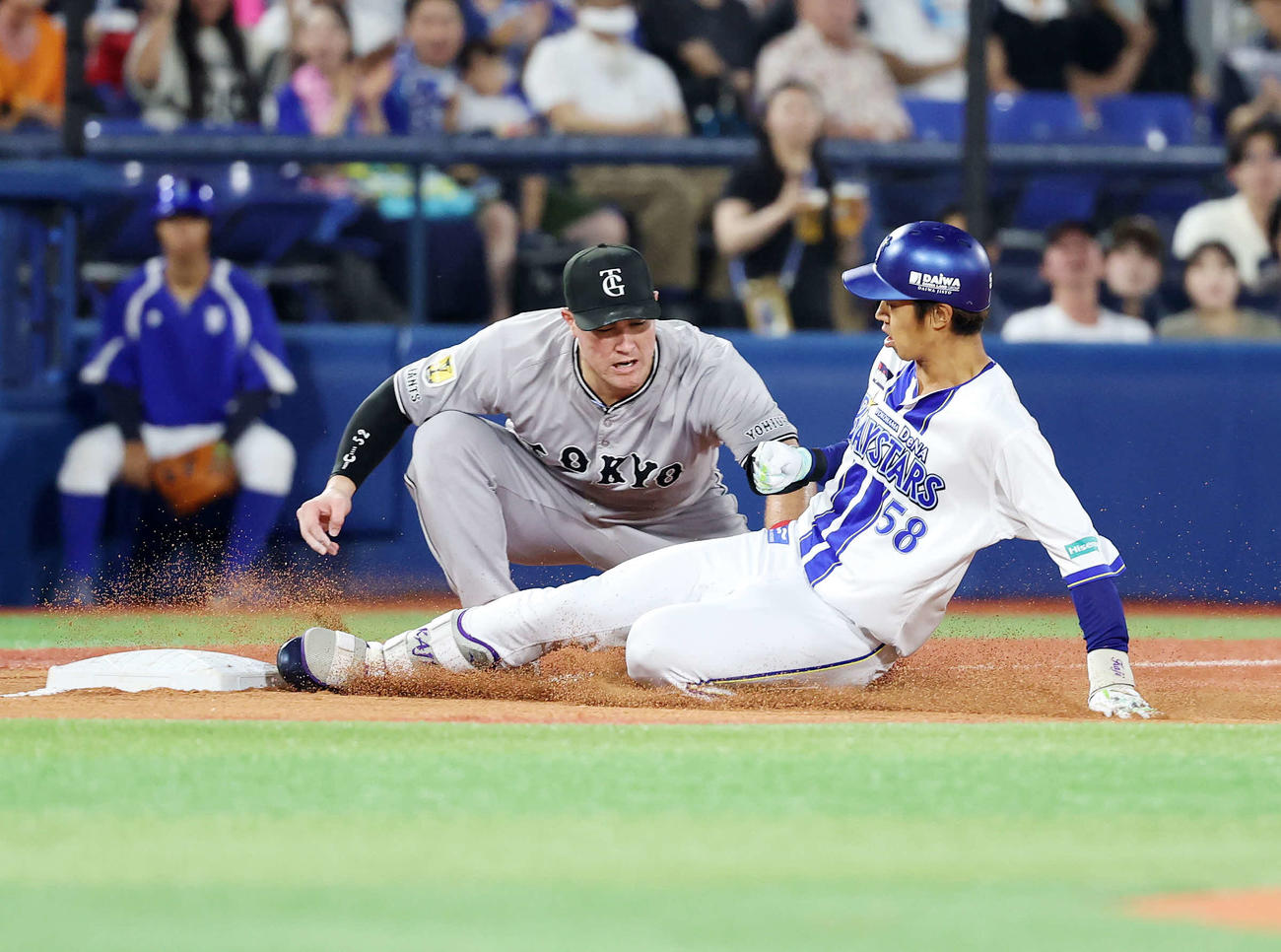 DeNA対巨人　3回裏DeNA1死三塁、梶原は中越え適時三塁打を放つ（撮影・鈴木正人）