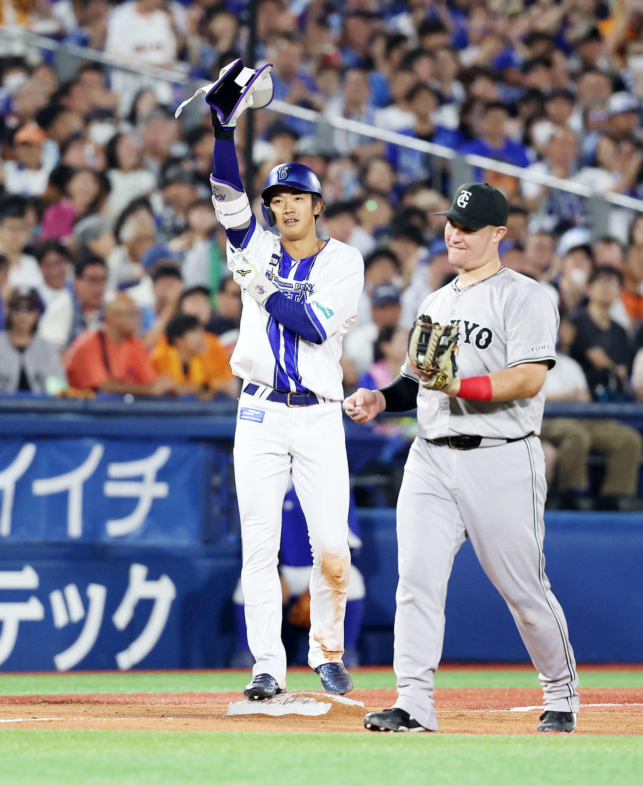 DeNA対巨人　3回裏DeNA1死三塁、梶原は中越え適時三塁打を放ちポーズを決める（撮影・鈴木正人）