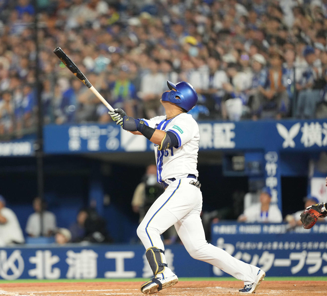 DeNA対巨人　3回裏DeNA1死三塁、右犠飛を放つ蝦名（撮影・井上学）