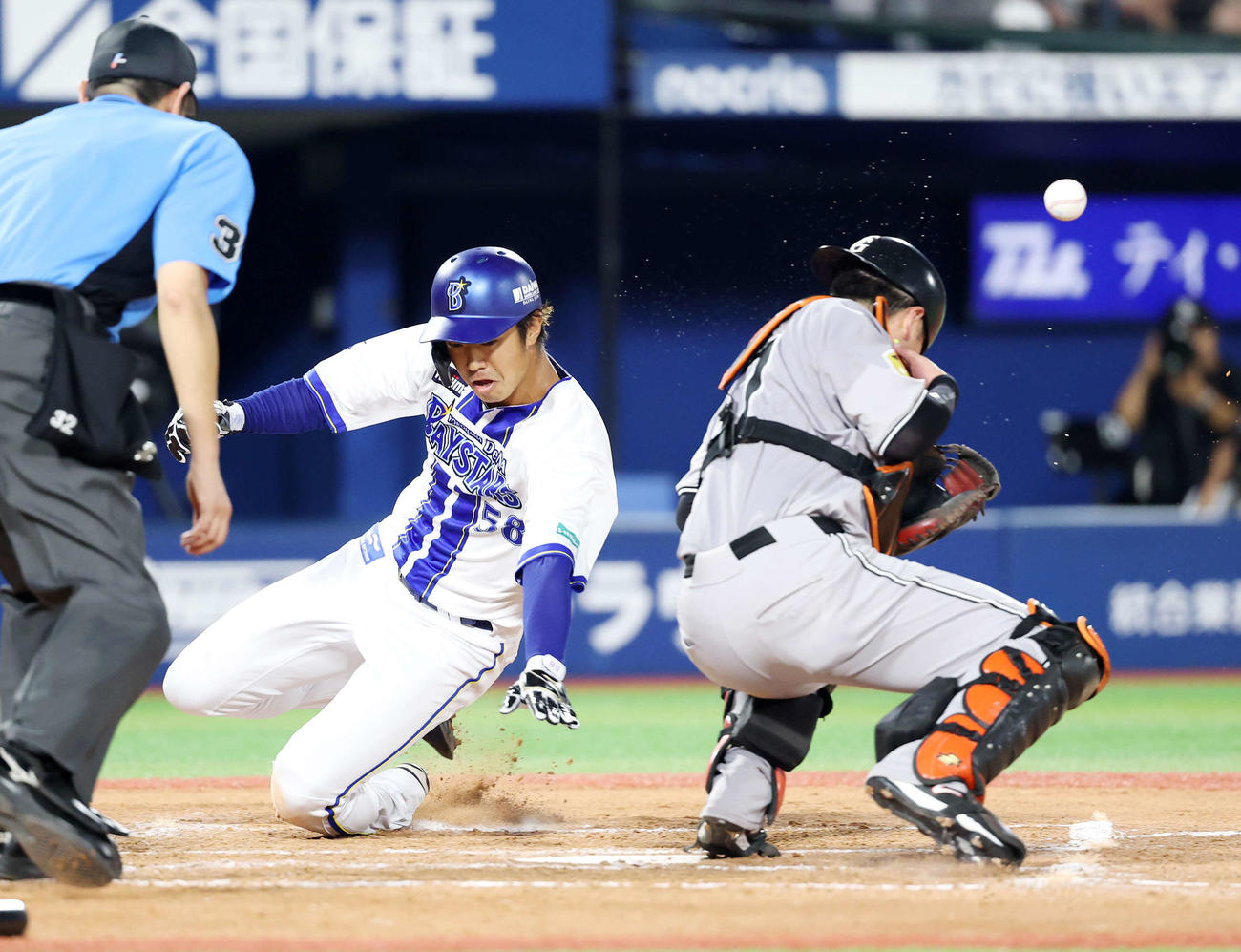 DeNA対巨人　3回裏DeNA1死三塁、蛯名の右犠飛で三塁走者の梶原が生還（撮影・鈴木正人）