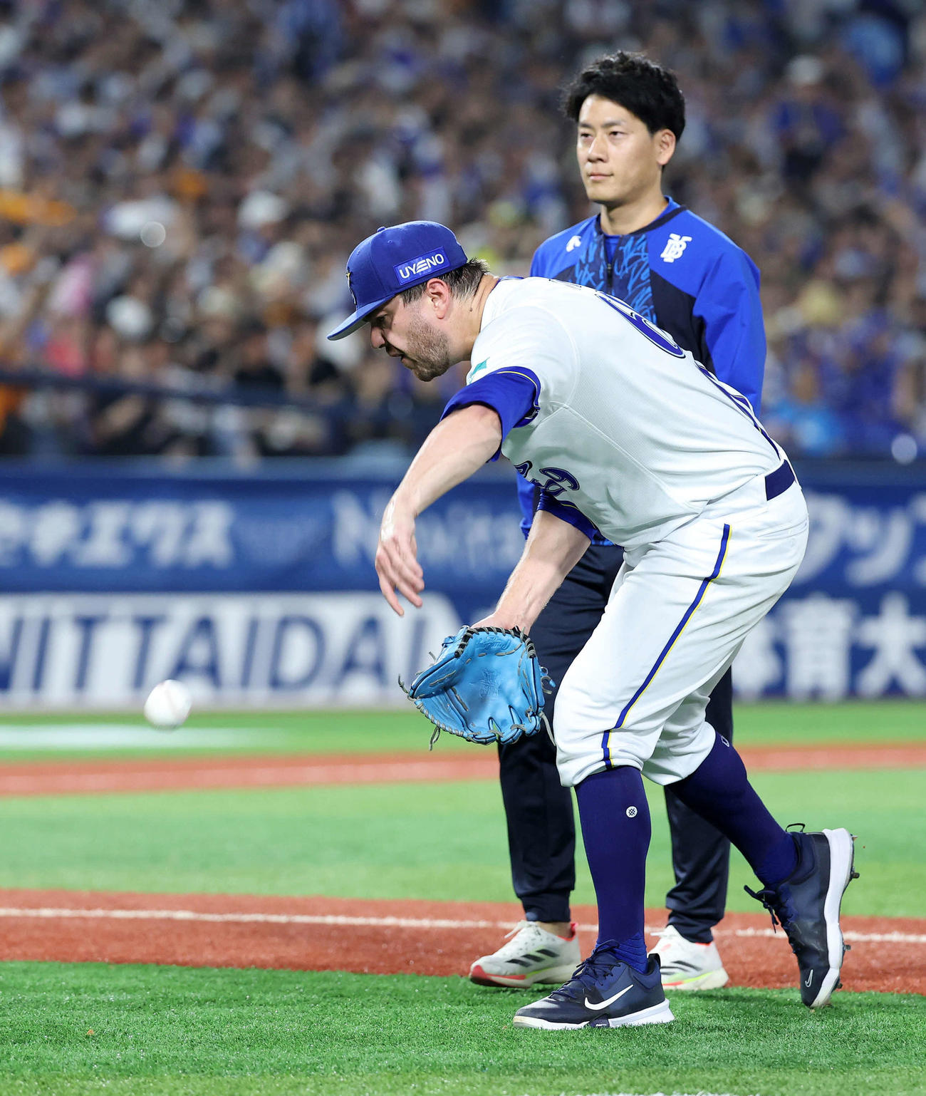 DeNA対巨人　6回表、降板を告げられボールをたたきつけ悔しがるDeNAケイ（撮影・鈴木正人）