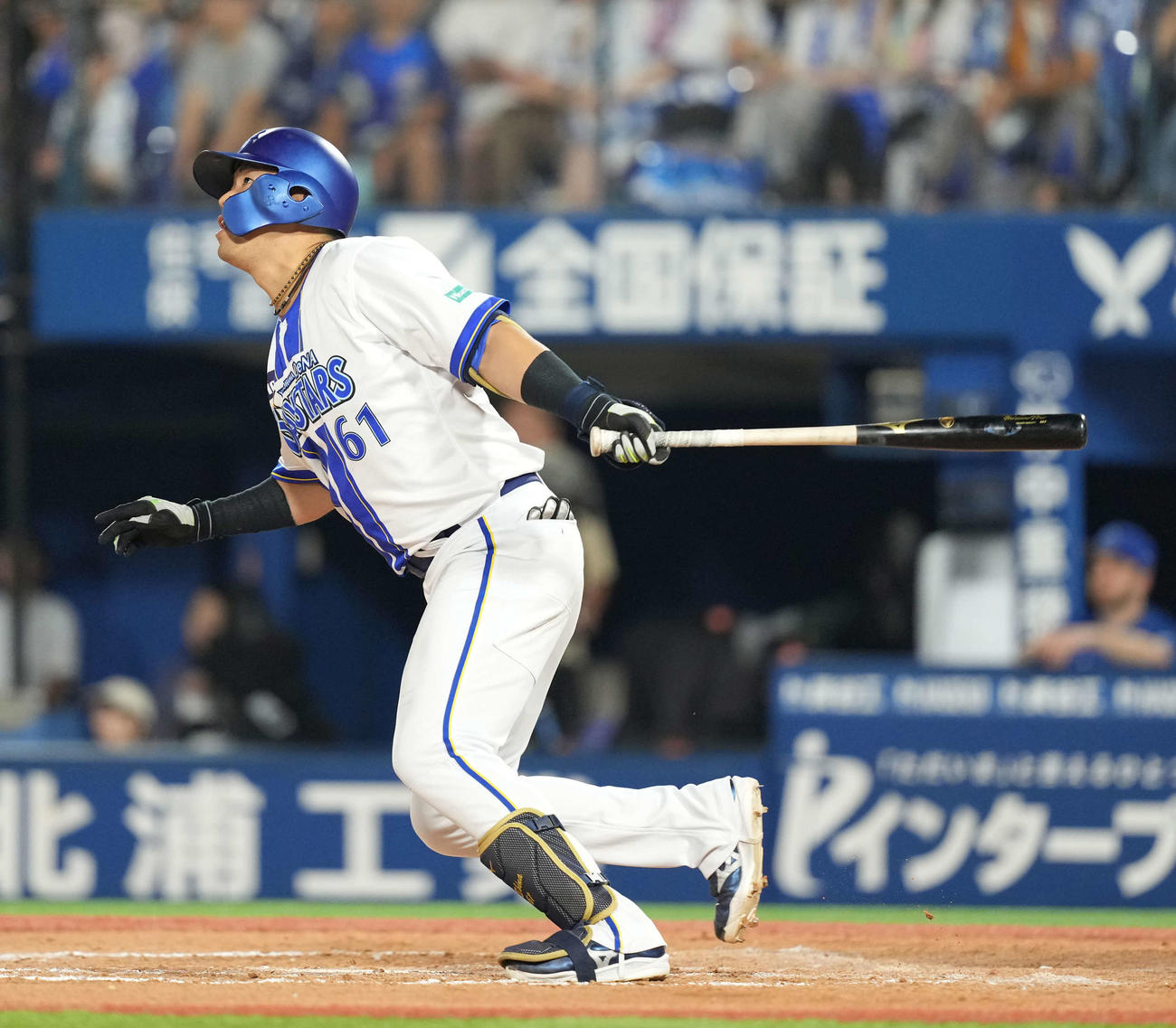 DeNA対巨人　7回裏DeNA1死一、二塁、適時二塁打を放つ蝦名（撮影・井上学）