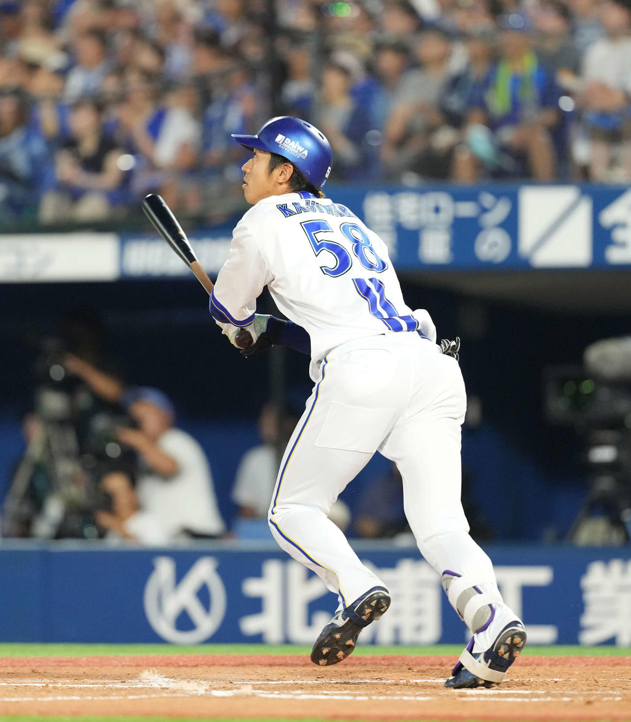 DeNA対巨人　33回裏DeNA1死三塁、梶原は適時打三塁打を放つ（撮影・井上学）