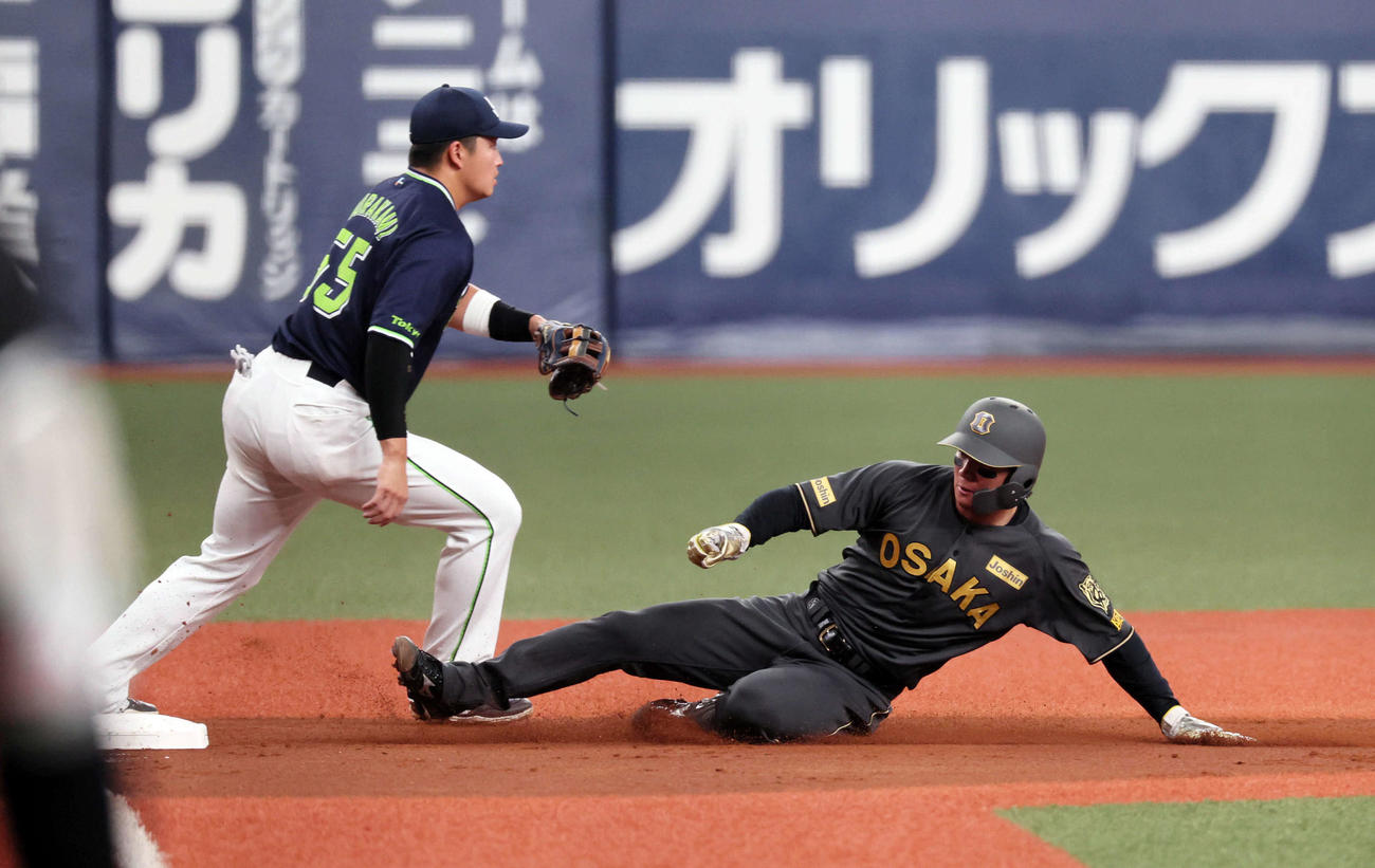 阪神対ヤクルト　1回裏阪神1死一、二塁、森下は大山の中飛で三塁に進む（撮影・宮崎幸一)