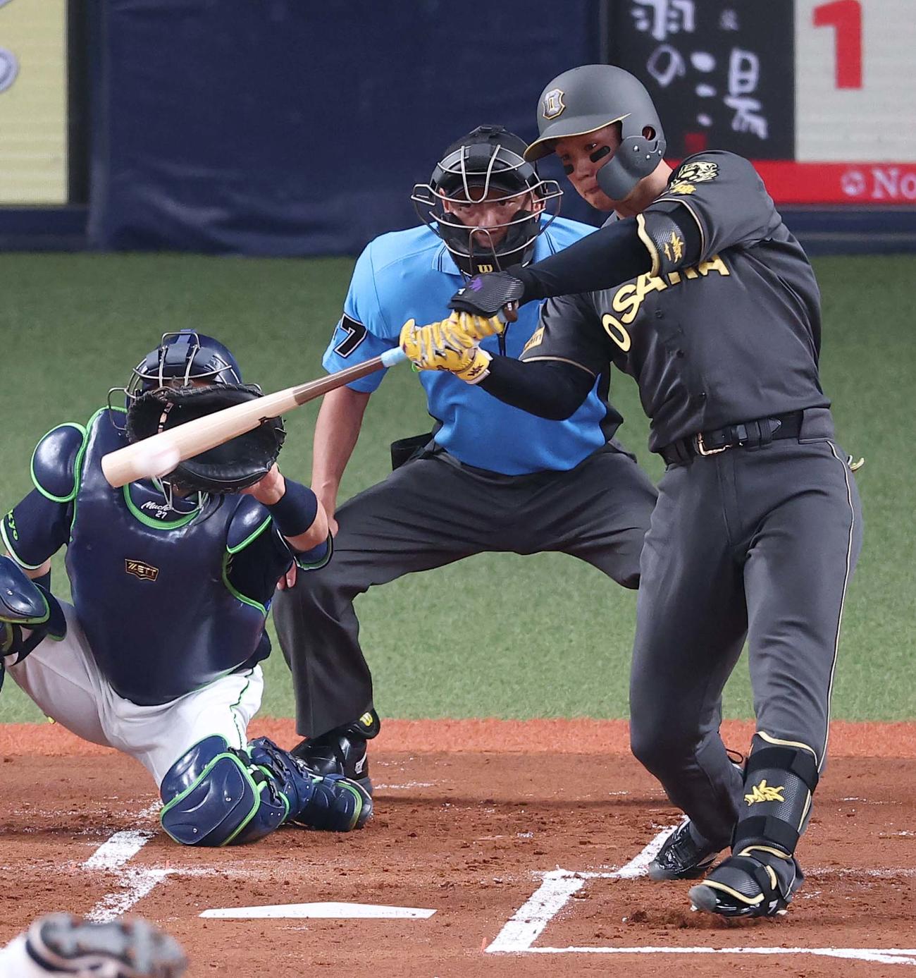 阪神対ヤクルト　1回裏阪神1死二塁、森下は同点適時打を放つ（撮影・上田博志）