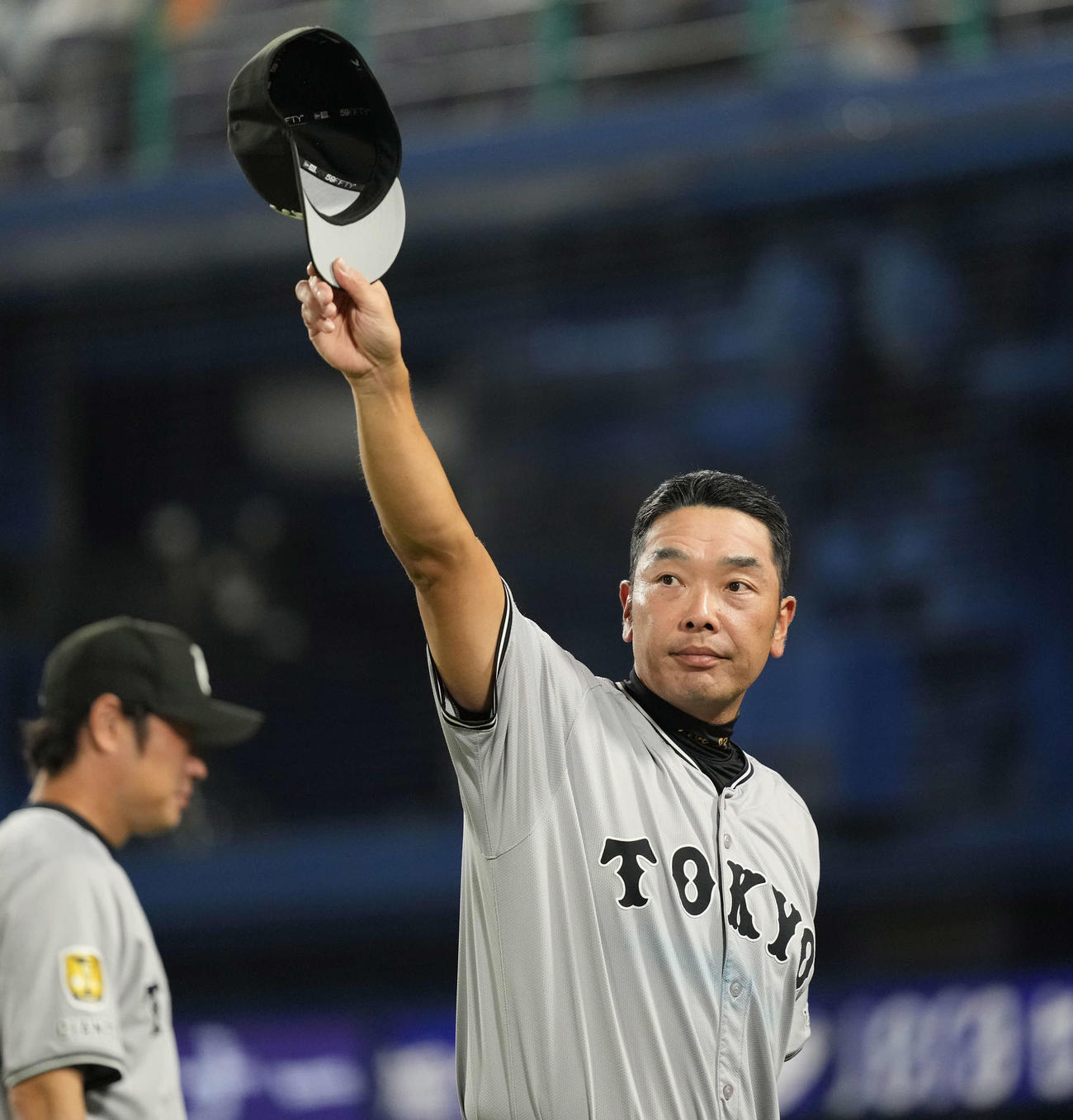 DeNA対巨人　ファンの声援に応える阿部監督（撮影・井上学）