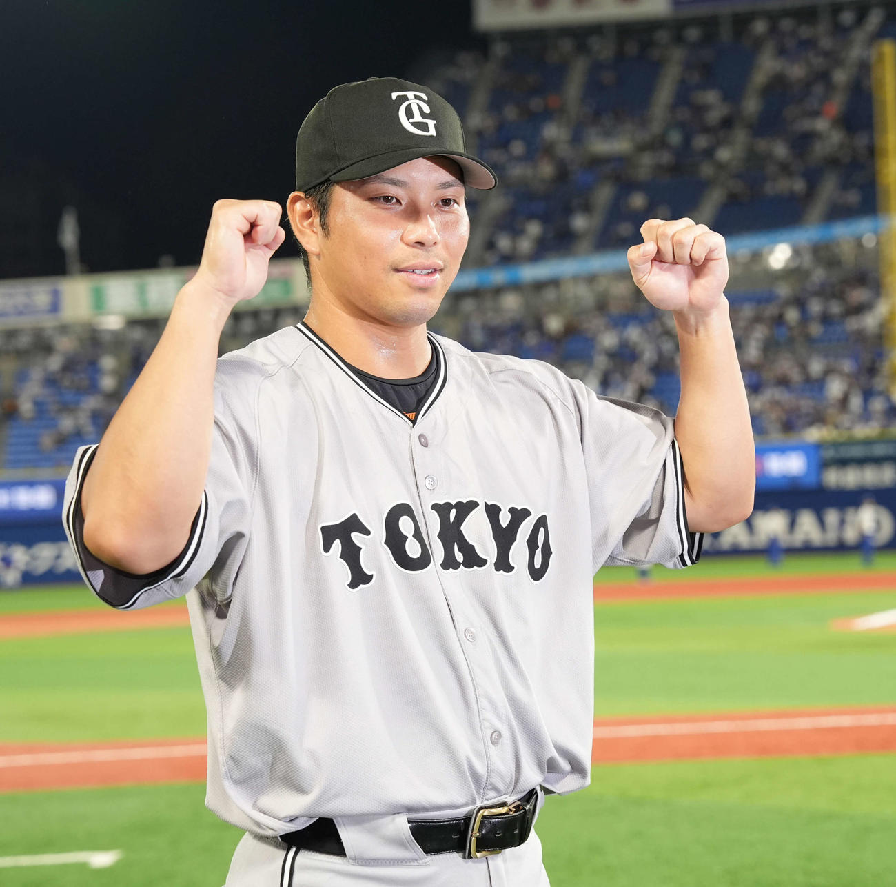 DeNA対巨人　ガッツポーズの巨人大城（撮影・井上学）