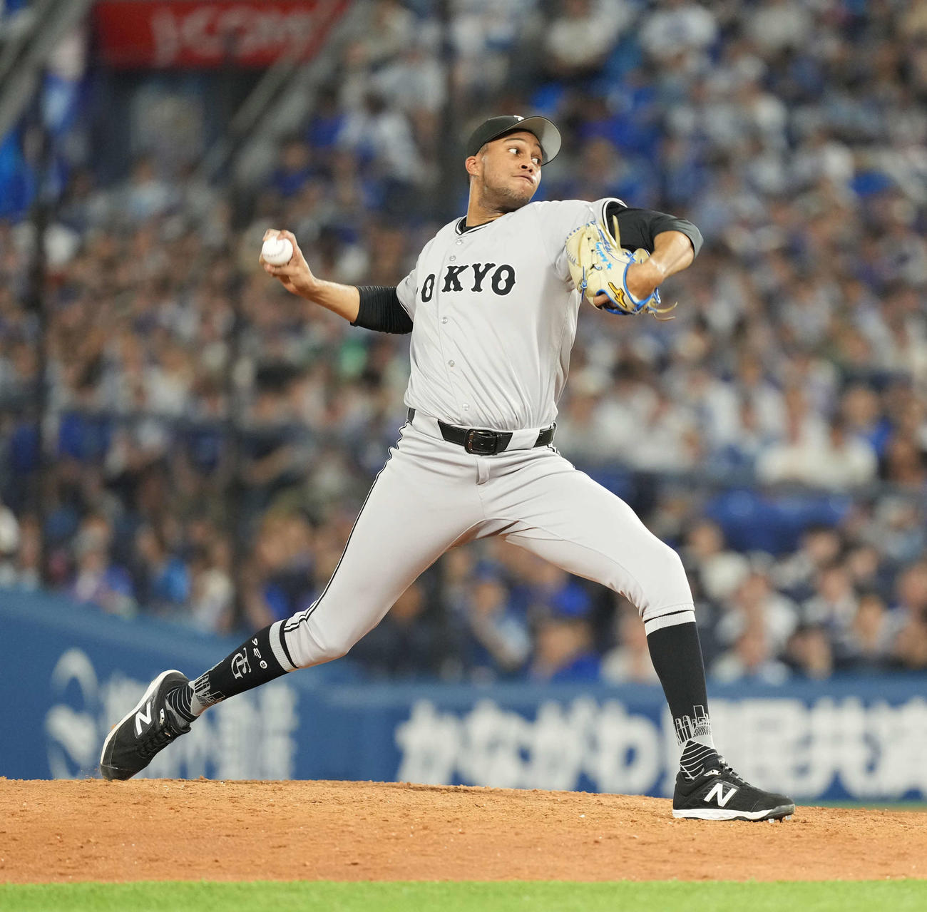 DeNA対巨人　巨人7番手のマルティネス（撮影・井上学）