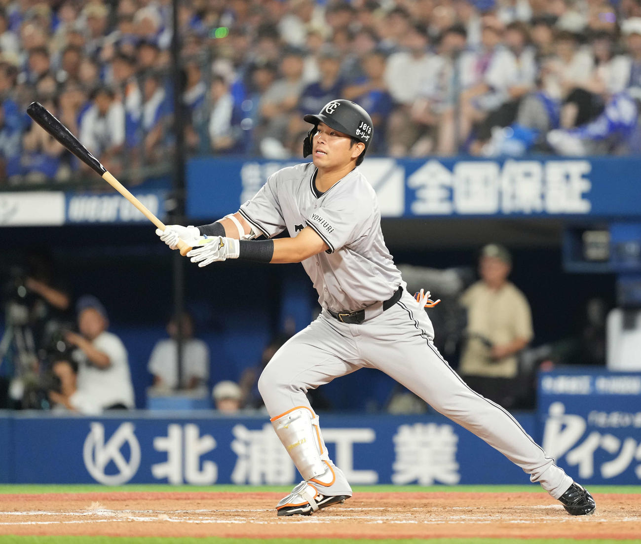 DeNA対巨人　8回表巨人1死満塁、左犠飛を放つ大城（撮影・井上学）