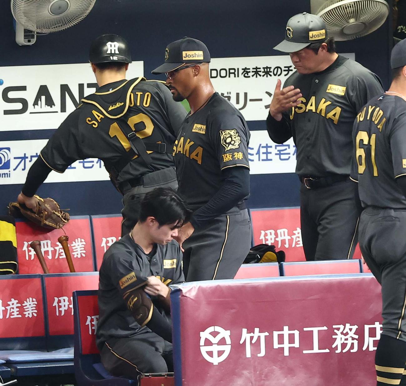 阪神対ヤクルト　デュプランティエ（中央）は5回2失点で降板する（撮影・上田博志）