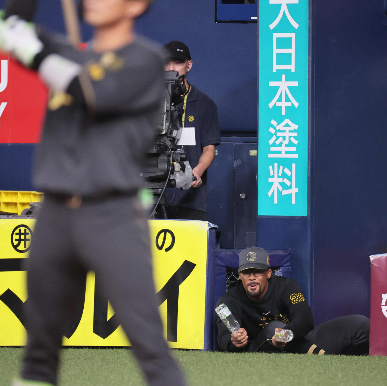 阪神対ヤクルト　8回裏阪神2死満塁、デュプランティエはベンチから代打木浪をペットボトルをたたいて応援する（撮影・宮崎幸一)