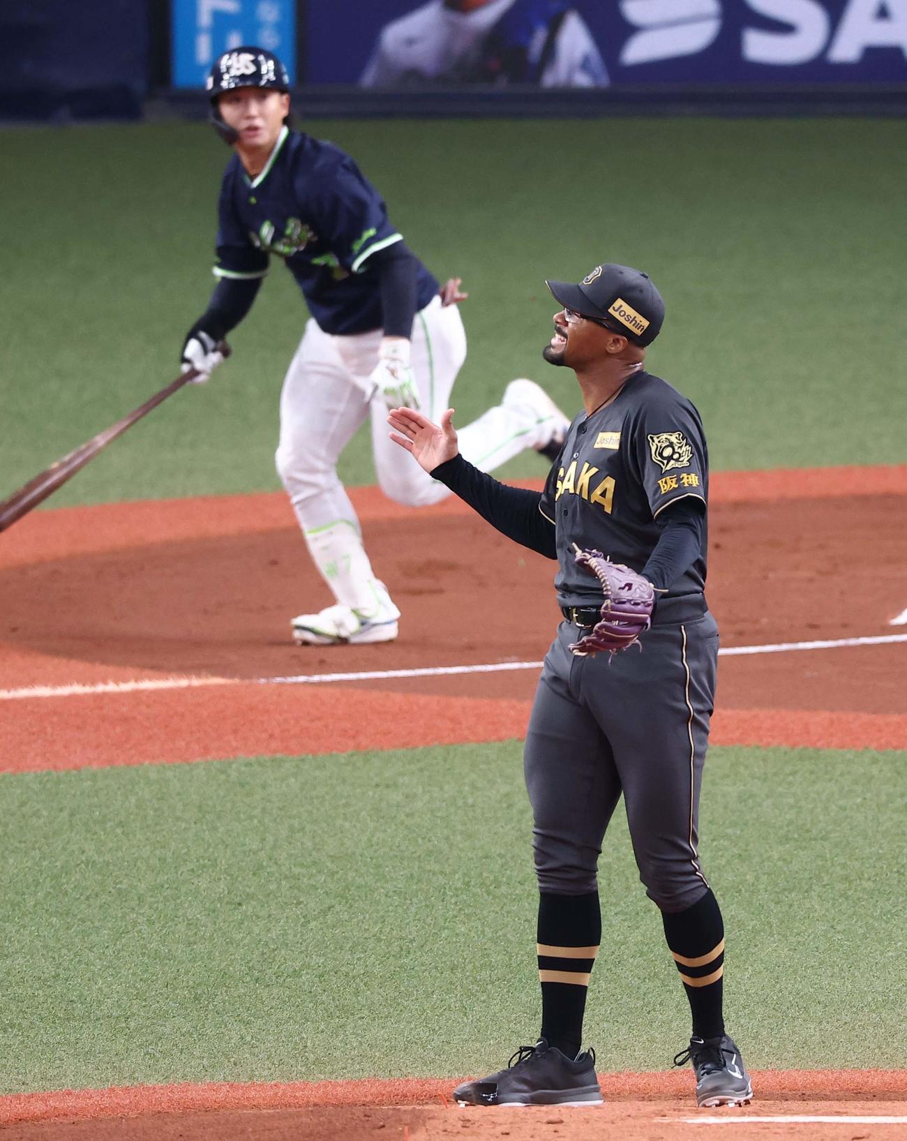 阪神対ヤクルト　1回表ヤクルト無死三塁、デュプランティエは長岡に先制となる左犠飛を浴びる（撮影・上田博志）
