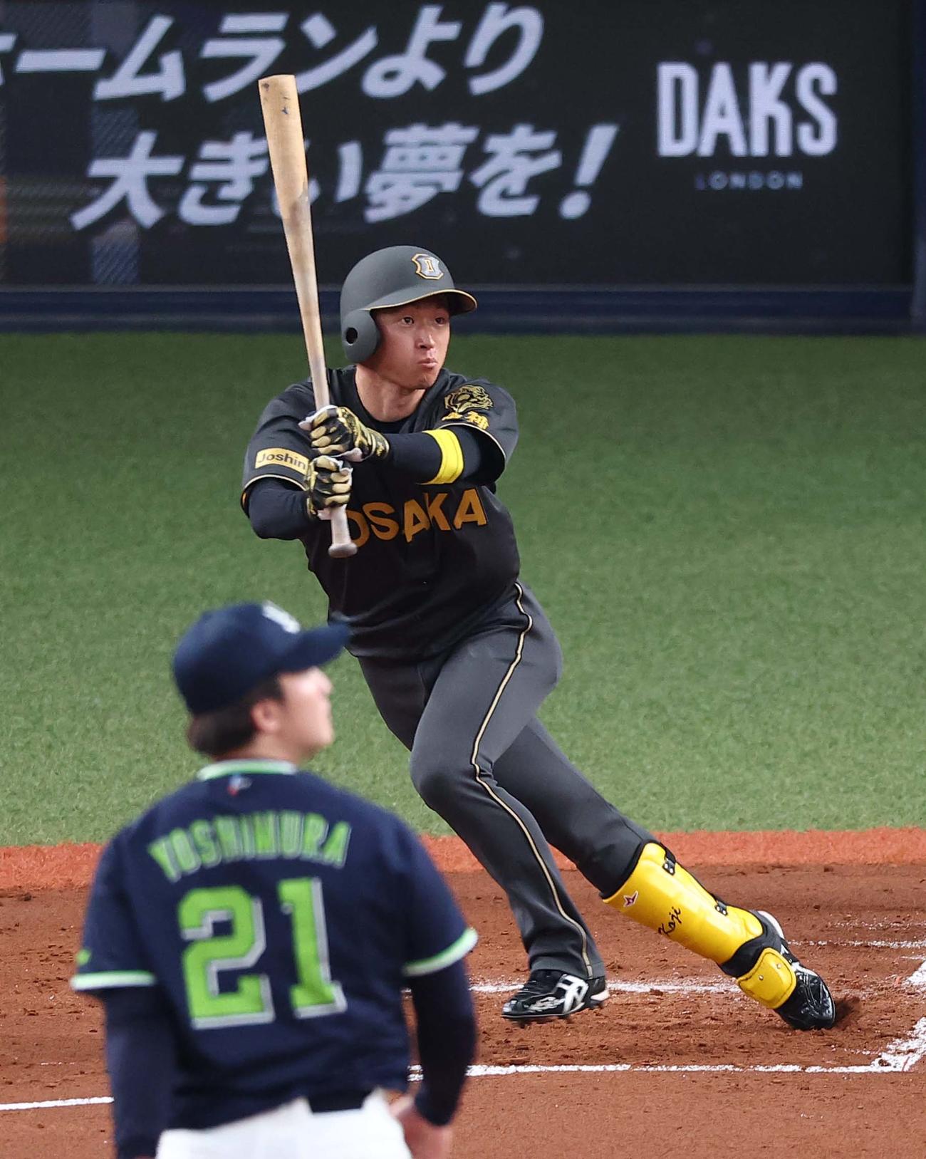 阪神対ヤクルト　1回裏阪神無死、近本は二塁打を放つ（撮影・上田博志）