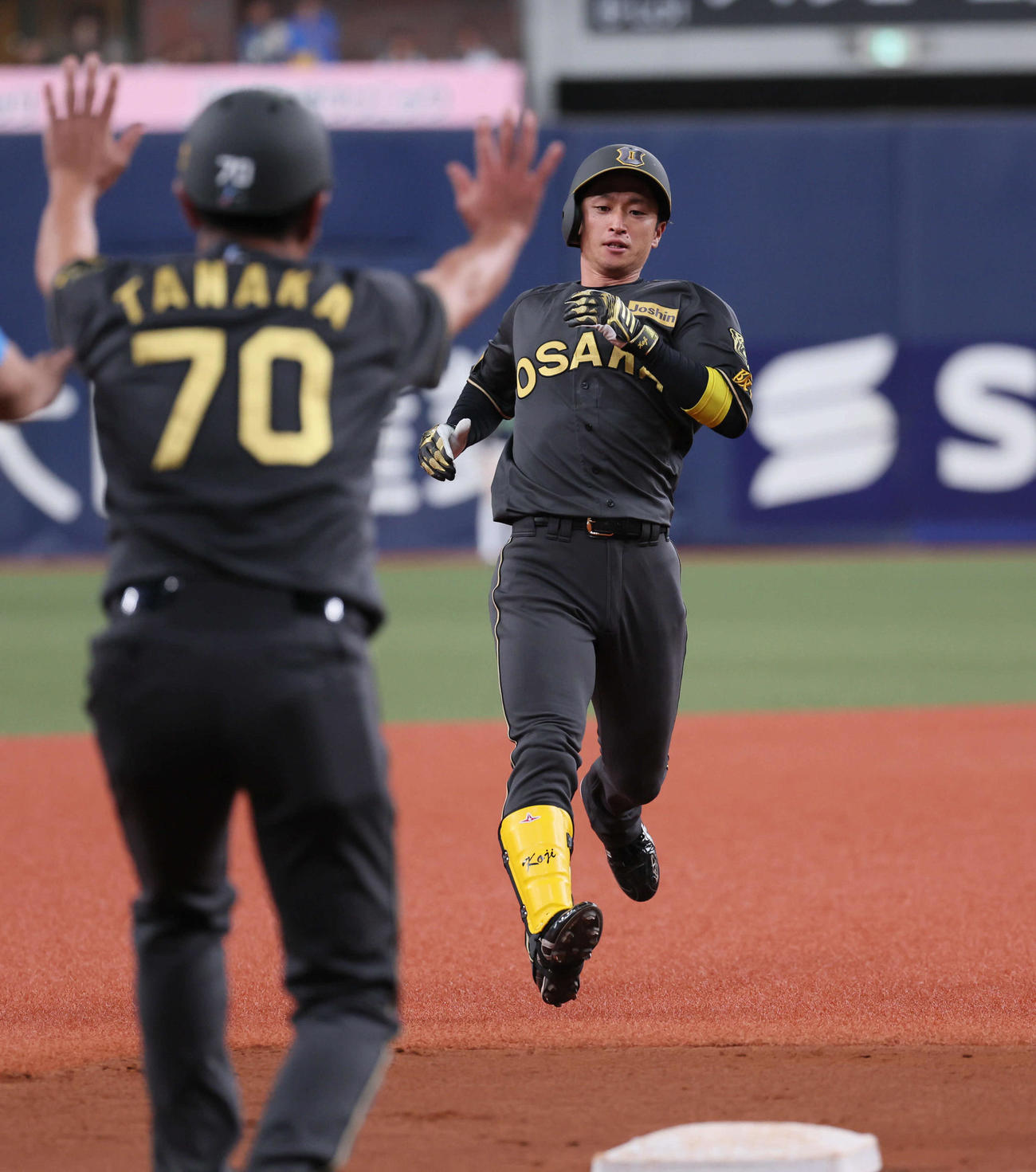 阪神対ヤクルト　8回裏阪神2死満塁、近本は右中間に3点適時三塁打を放つ（撮影・宮崎幸一)