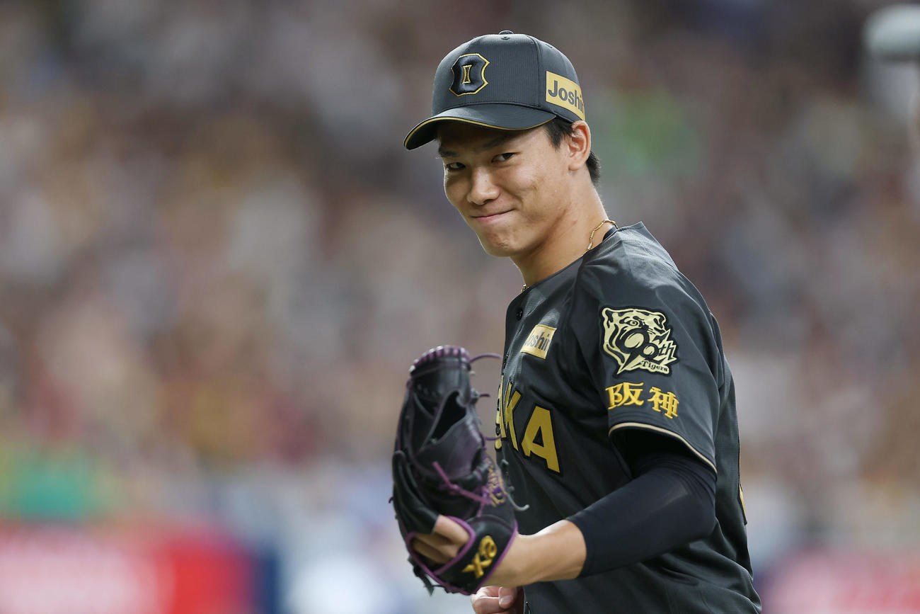 阪神対ヤクルト　7回表ヤクルト2死一、二塁、長岡を投ゴロに打ち取り、笑顔を見せる湯浅（撮影・前田充）