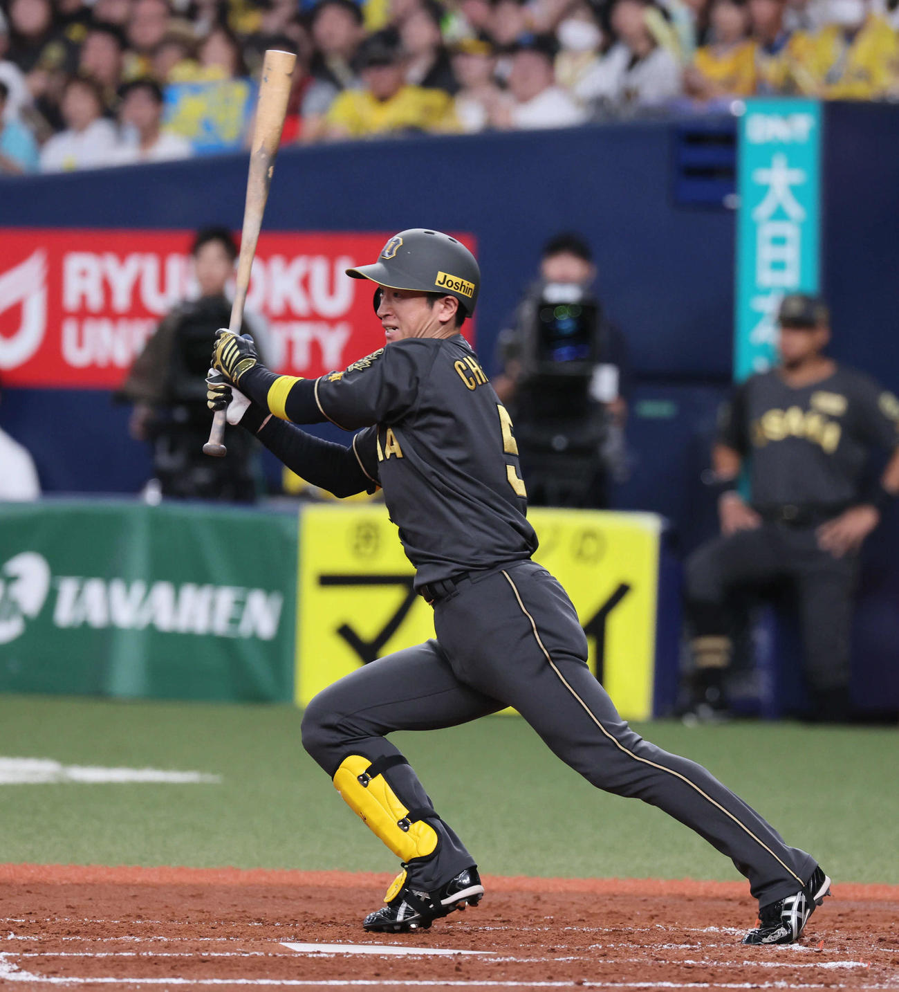 阪神対ヤクルト　2回裏阪神1死二、三塁、近本は遊ゴロの間に勝ち越し点を奪う（撮影・宮崎幸一)