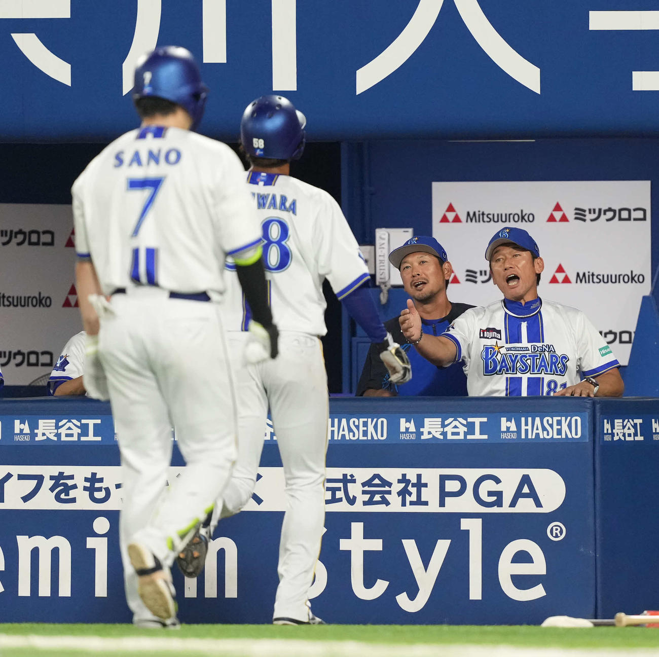DeNA対巨人　3回裏DeNA1死三塁、蝦名の犠飛で生還した梶原を出迎える三浦監督（右端）（撮影・井上学）